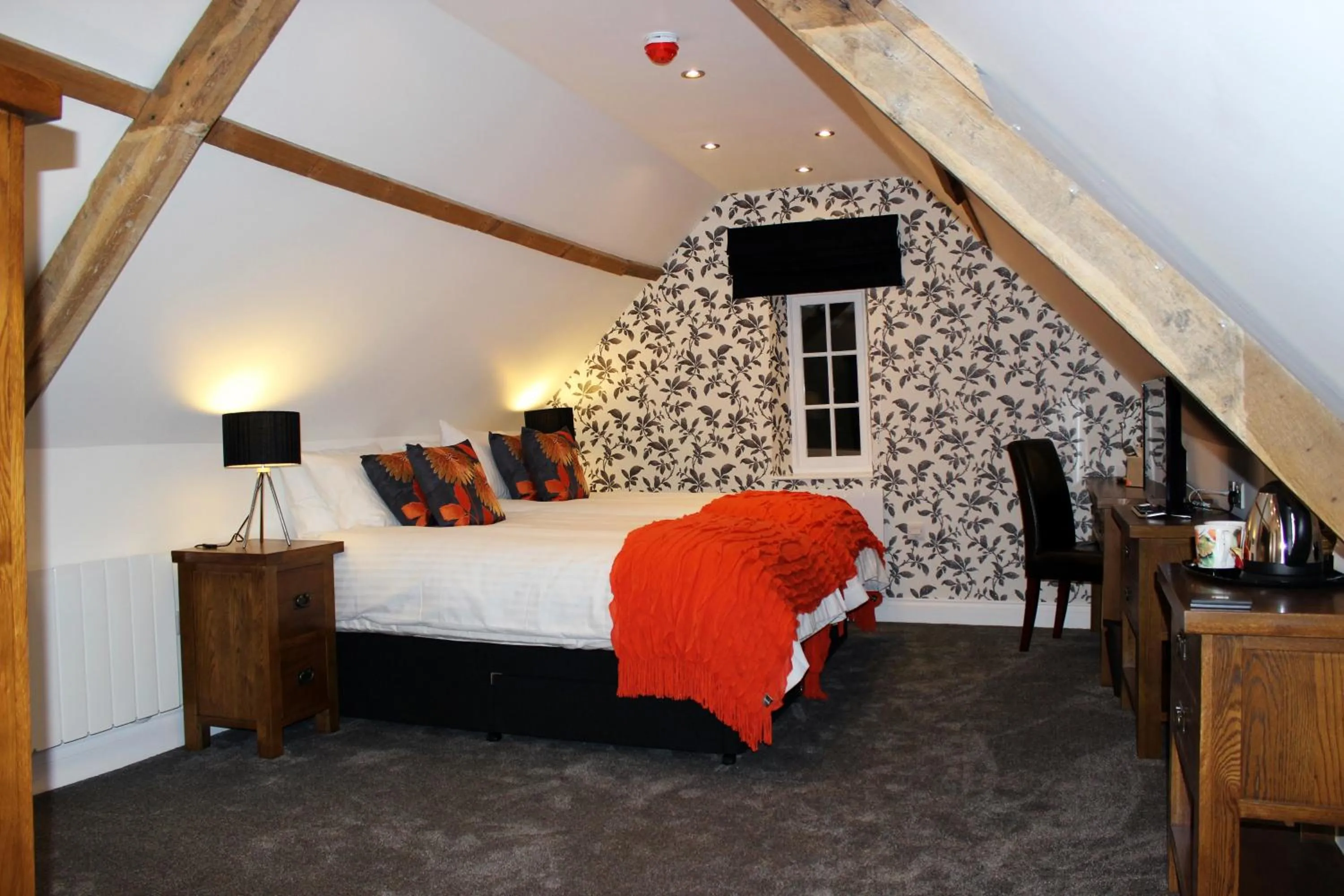 Photo of the whole room, Bed in Kings Head Hotel