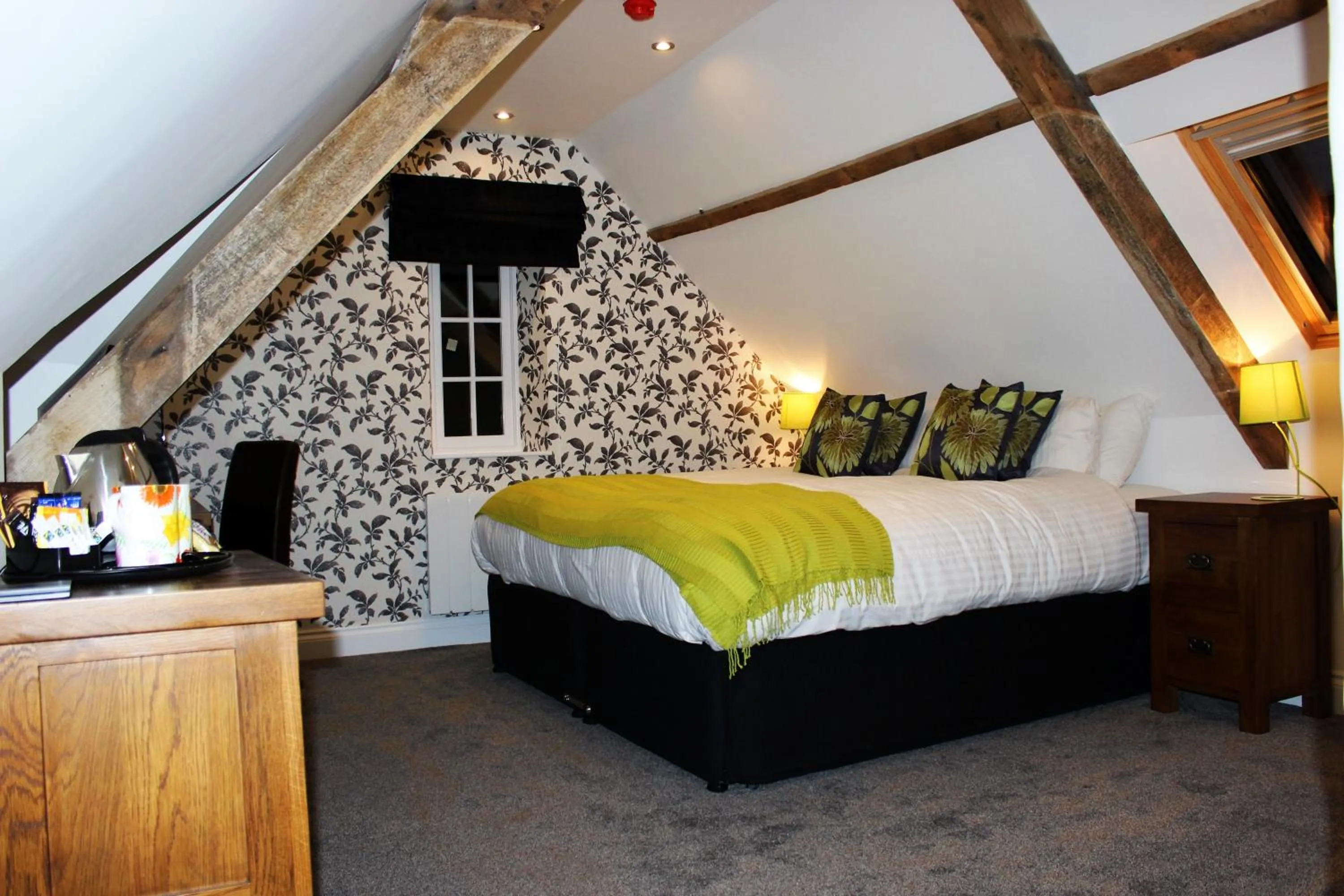 Photo of the whole room, Bed in Kings Head Hotel