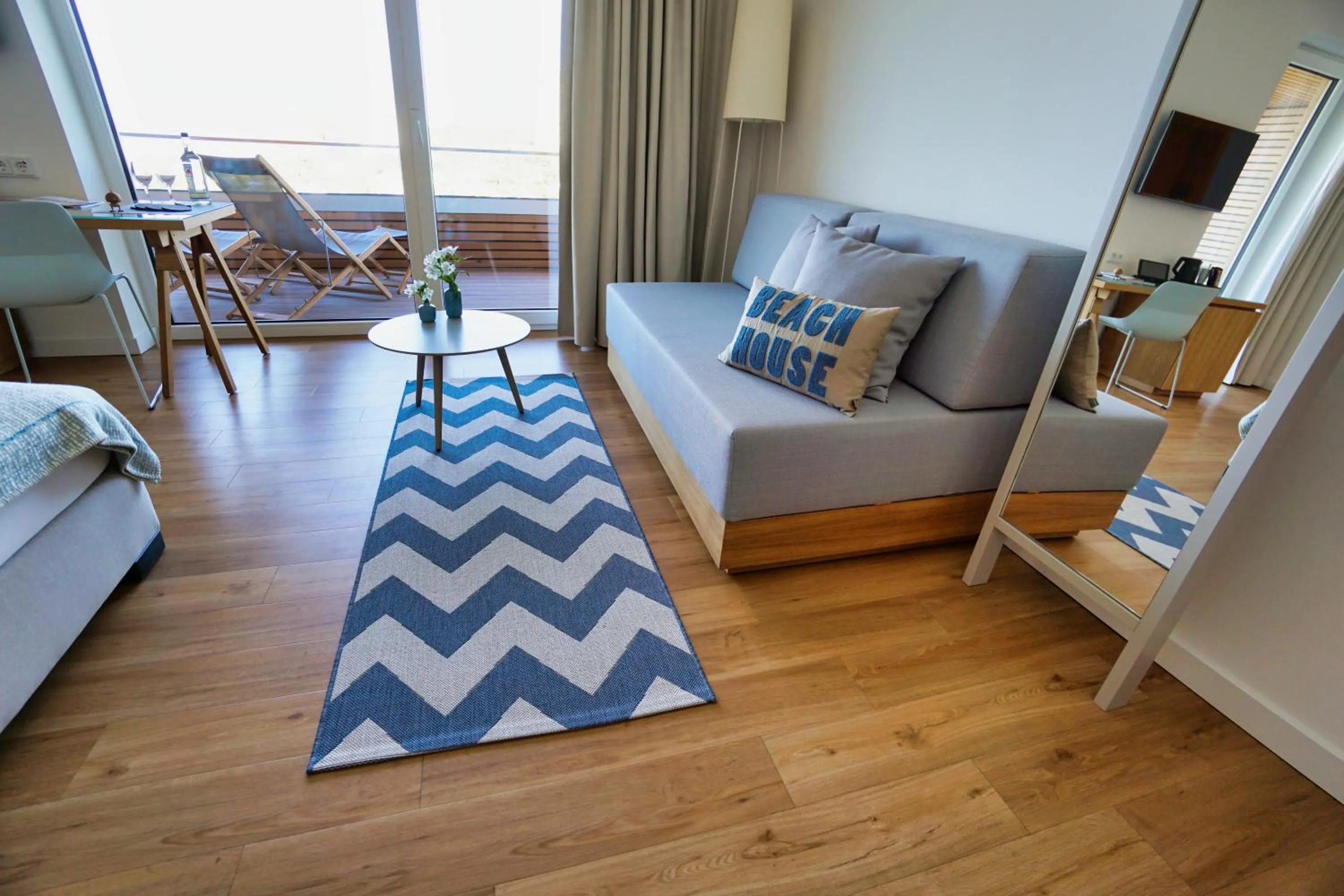 Living room, Bed in Hotel Strandhus