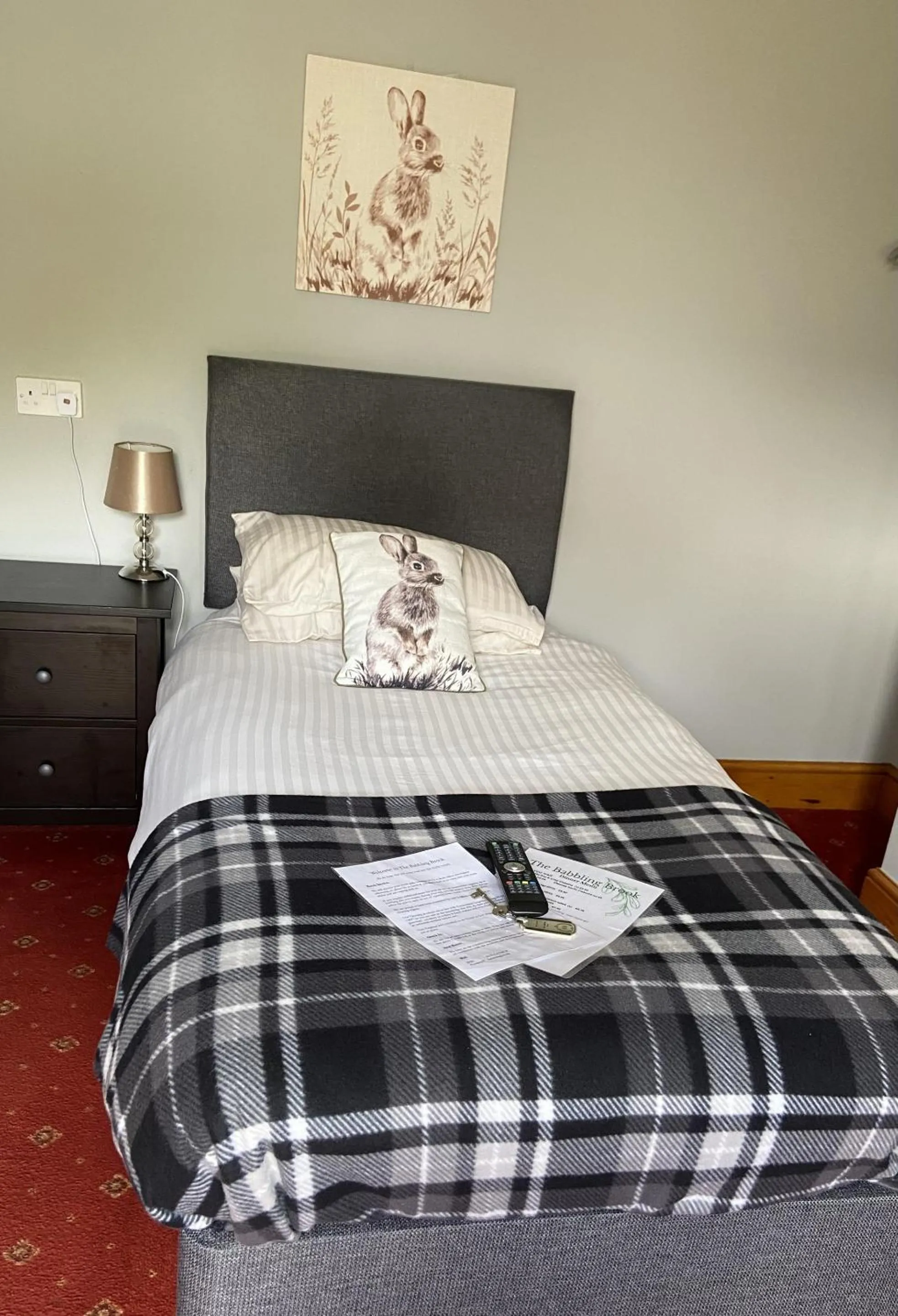 Bedroom, Bed in The Babbling Brook