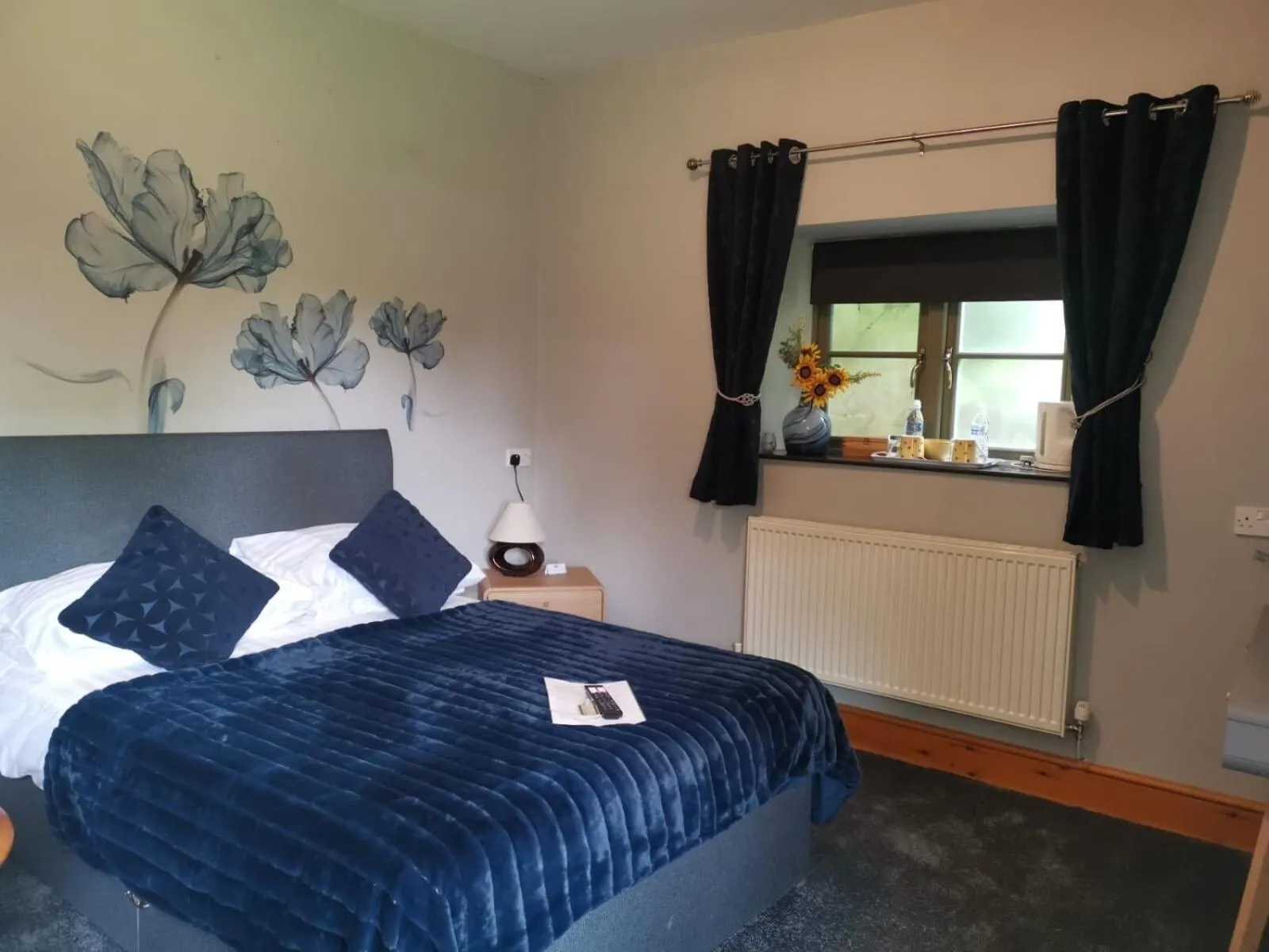 Bedroom, Bed in The Babbling Brook