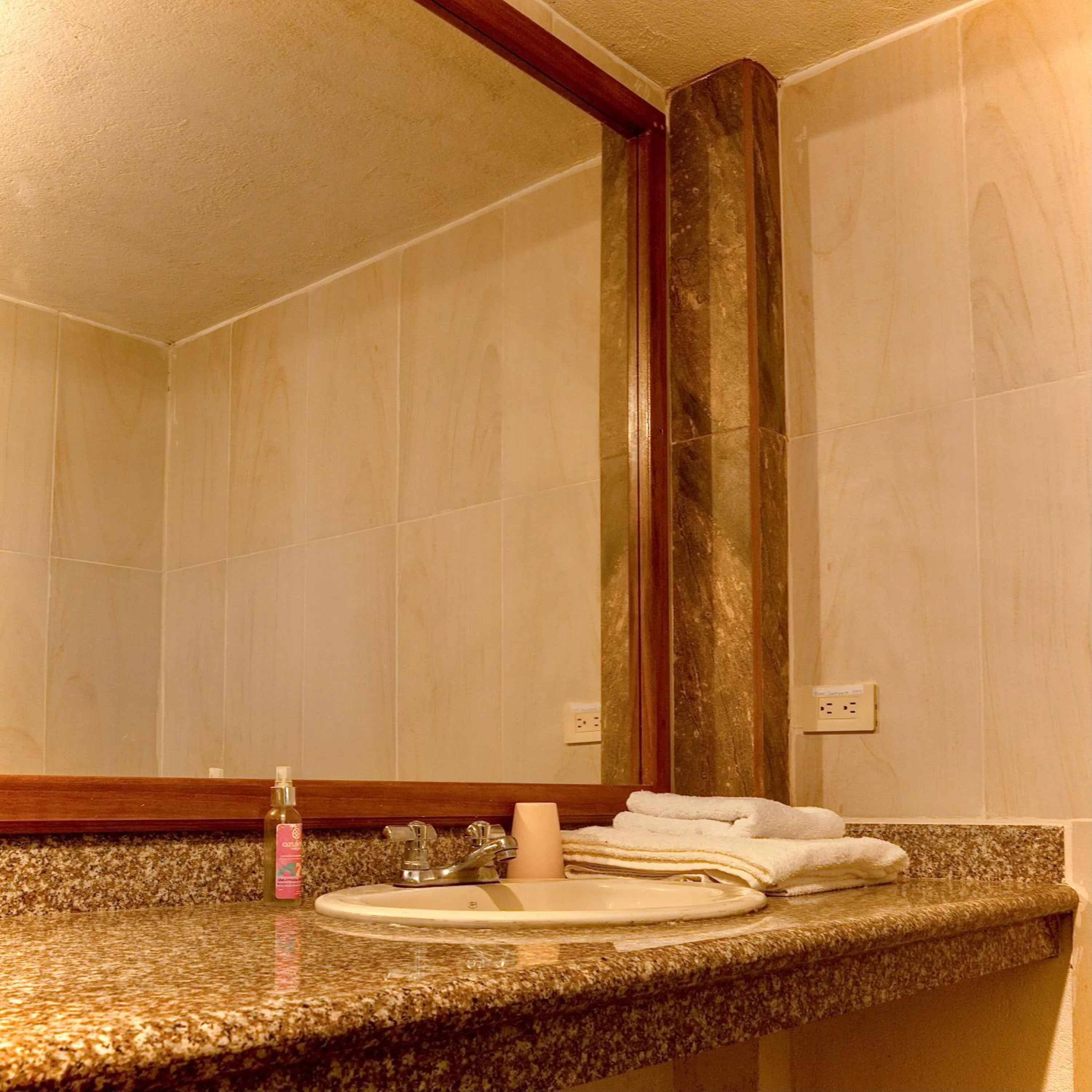 Bathroom in Puerto Quito Lodge - Las Iguanas