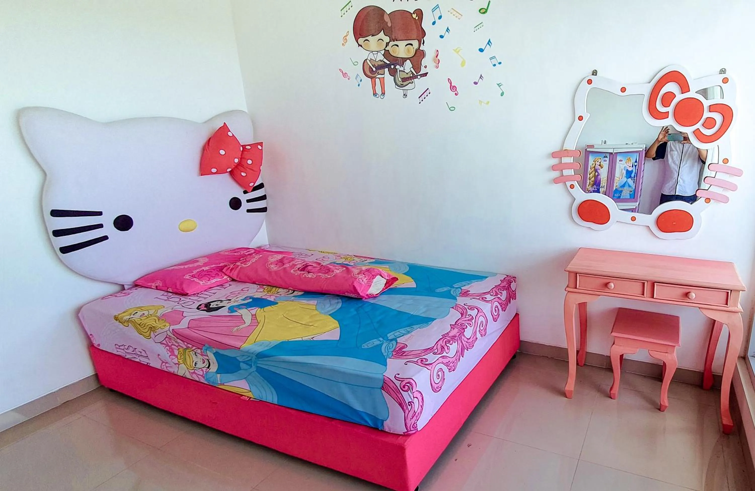 Photo of the whole room, Bed in Villa Mangli Monochrome Syariah by eComerceloka