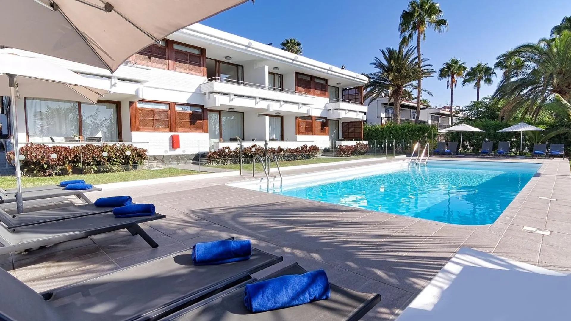 Facade/entrance in Las Nasas by Labranda