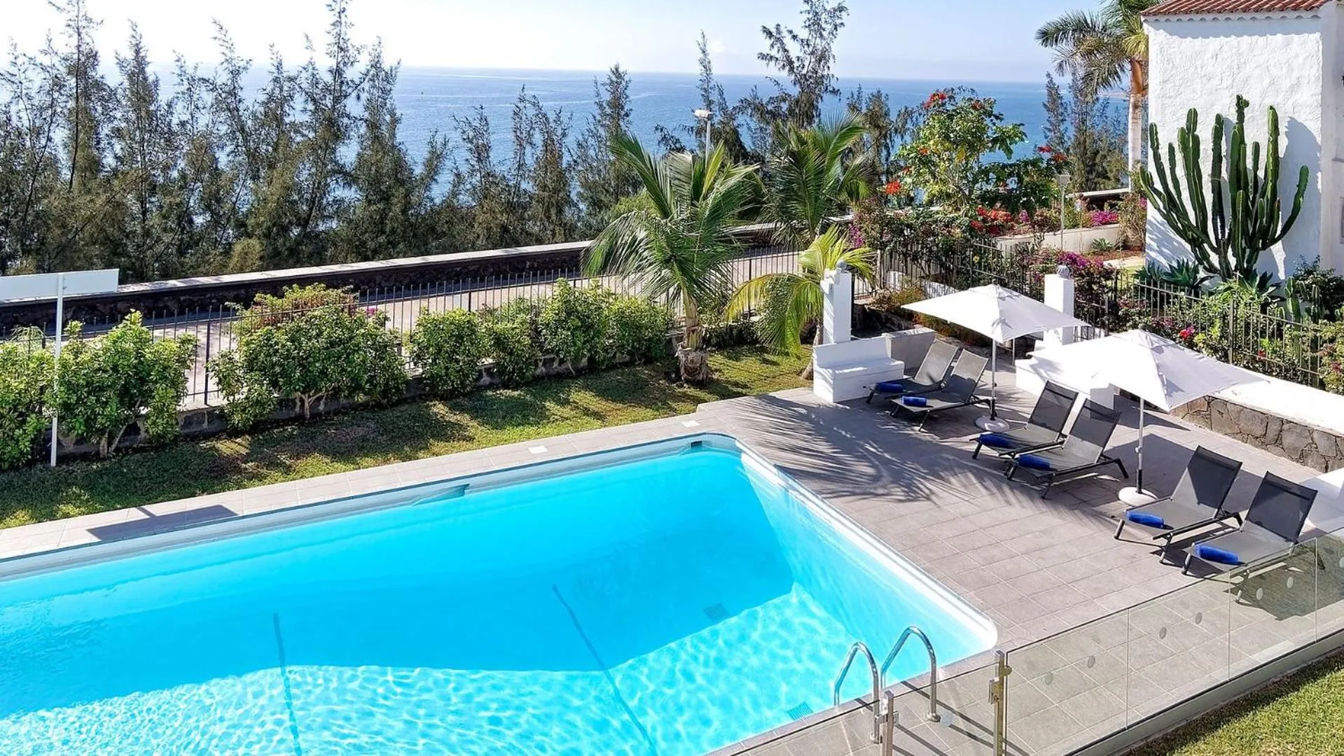 Swimming pool in Las Nasas by Labranda