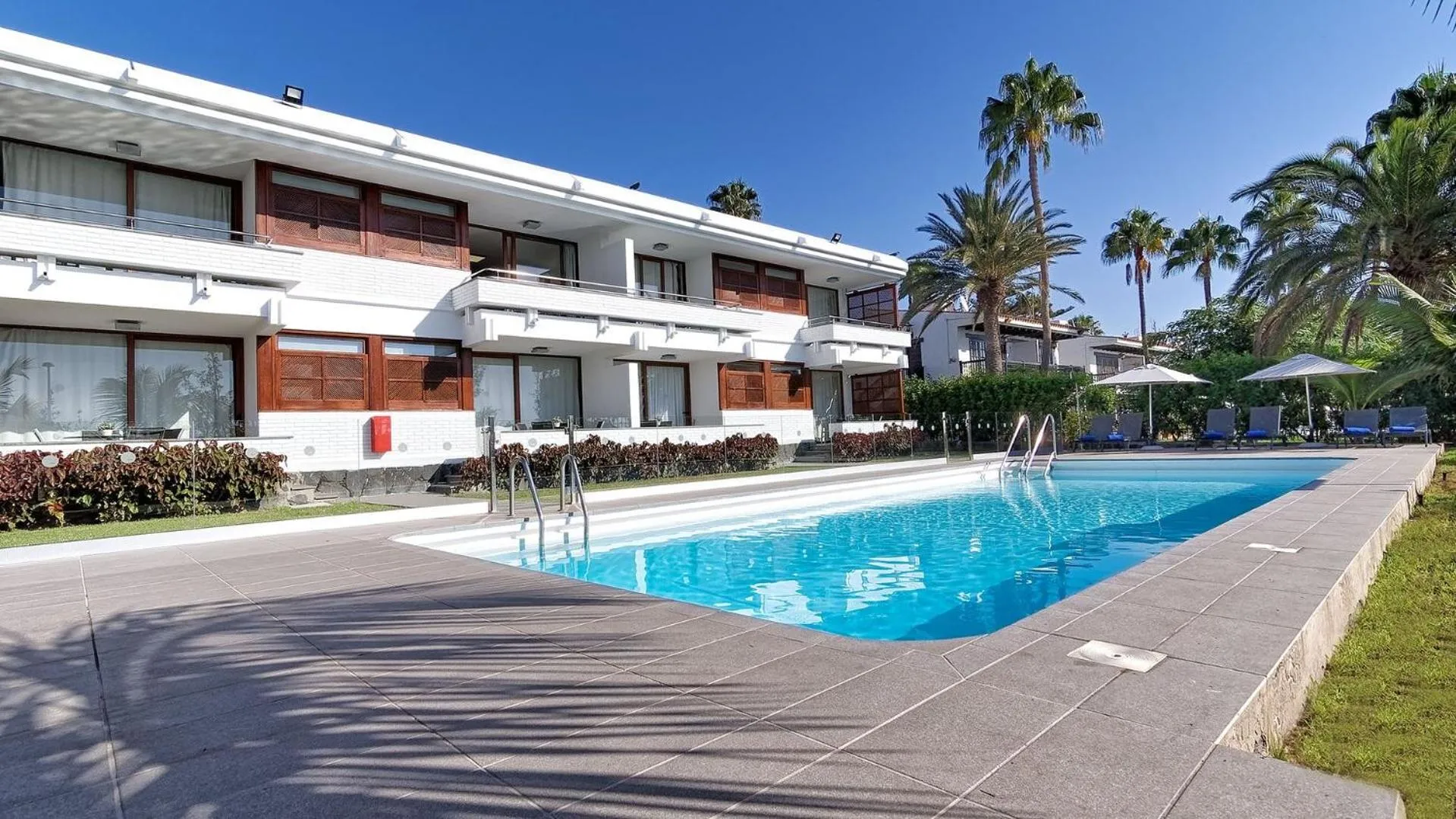 Facade/entrance in Las Nasas by Labranda