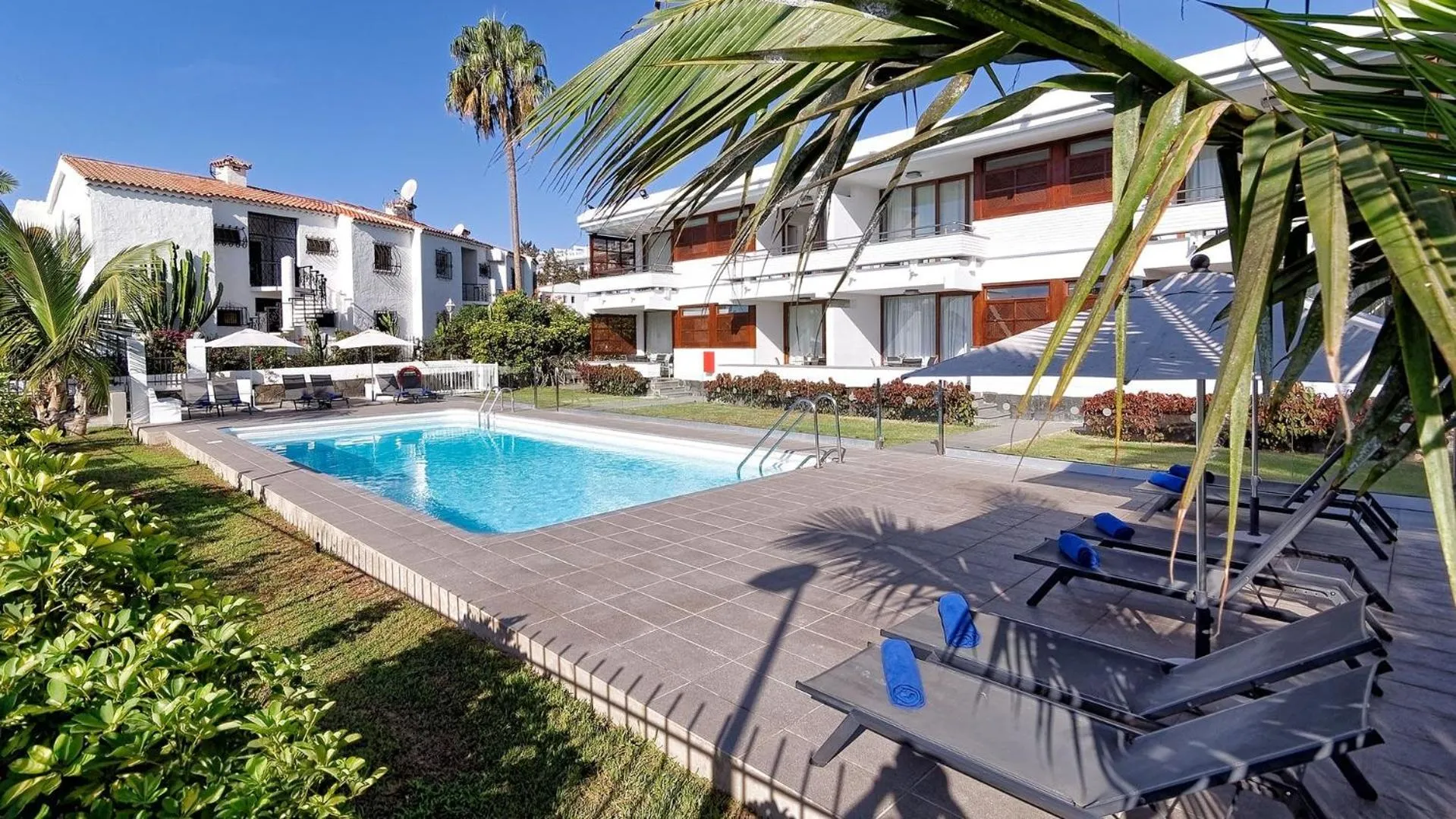 Facade/entrance in Las Nasas by Labranda