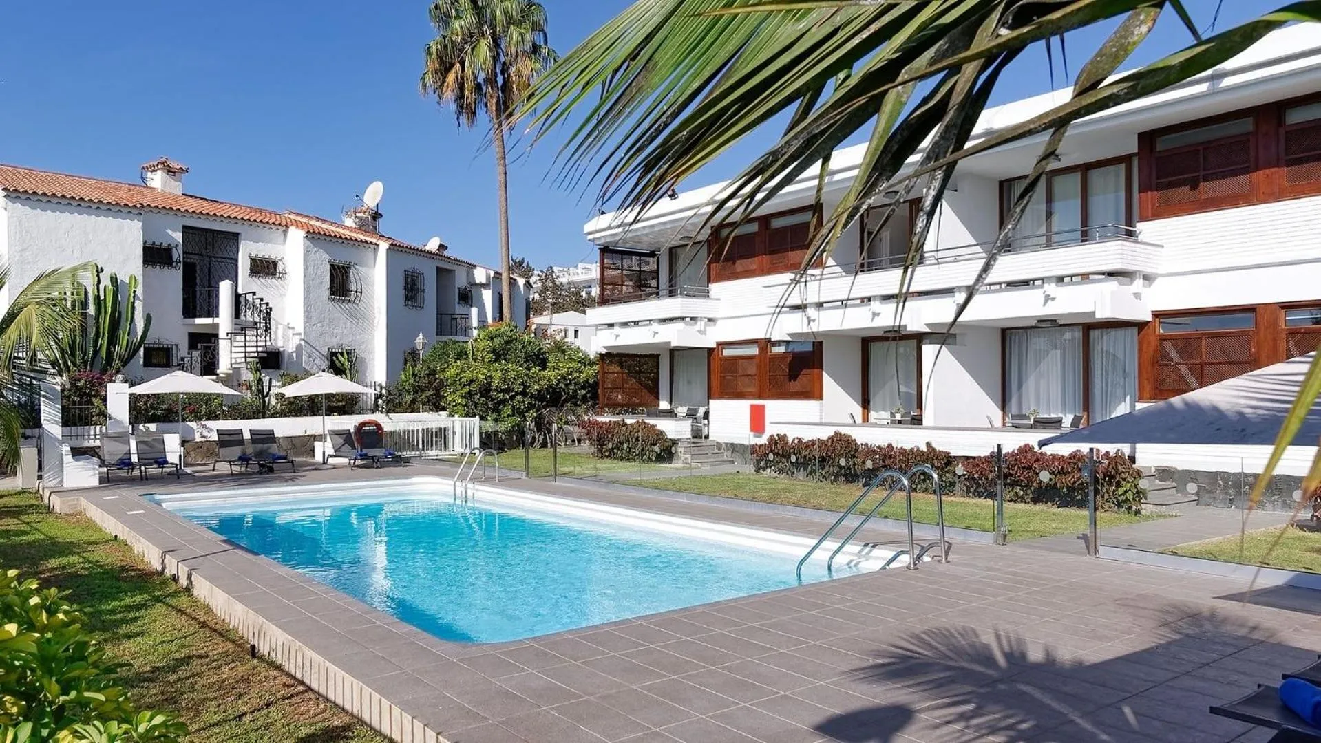 Facade/entrance in Las Nasas by Labranda