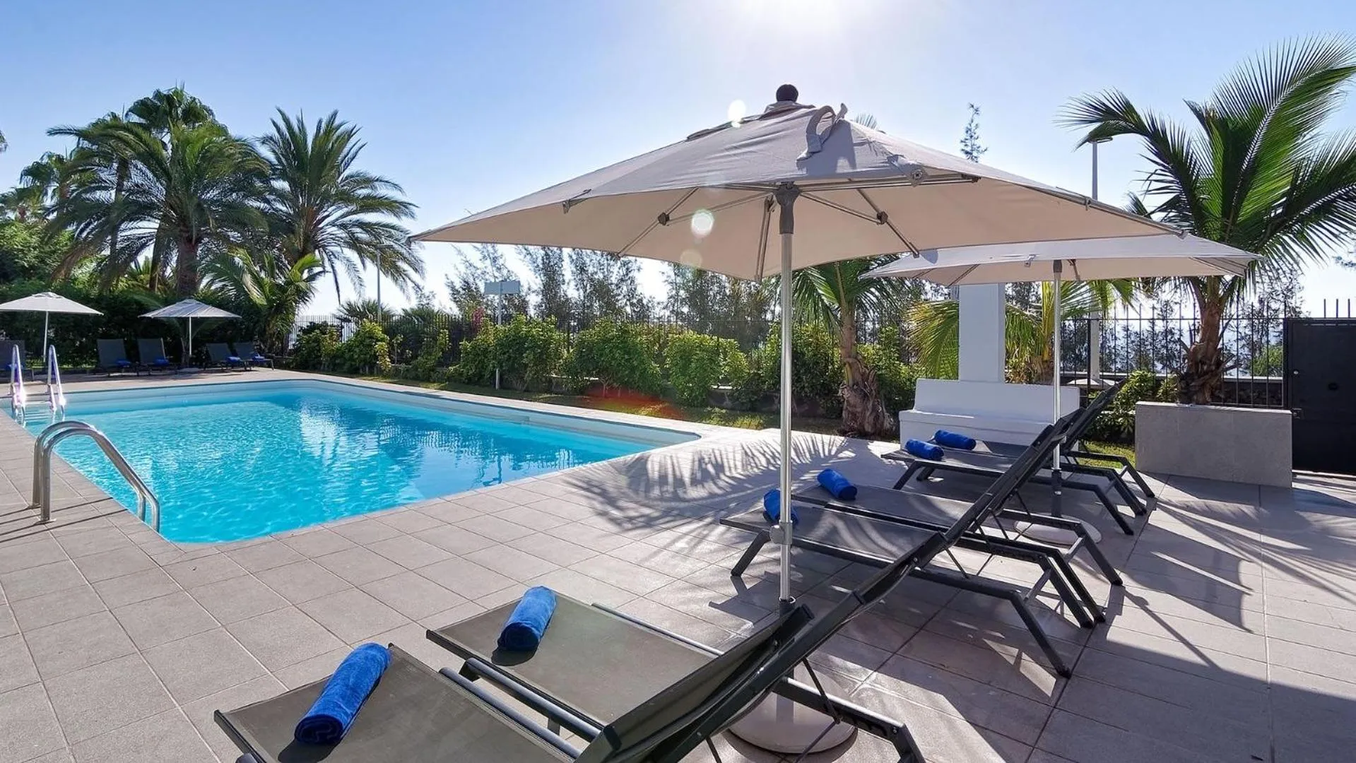 Swimming pool in Las Nasas by Labranda