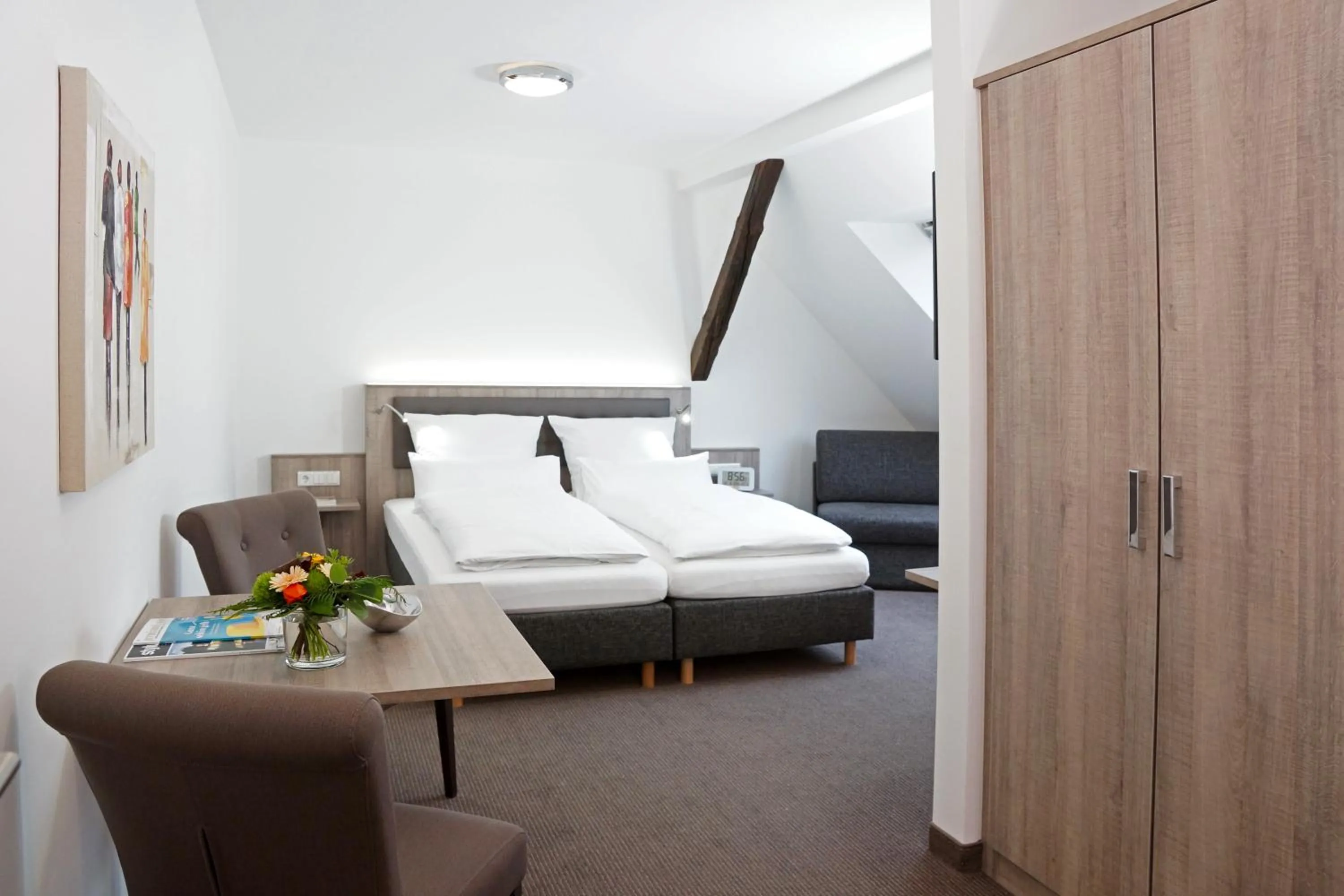 Photo of the whole room, Bed in Hünerbein's Posthotel