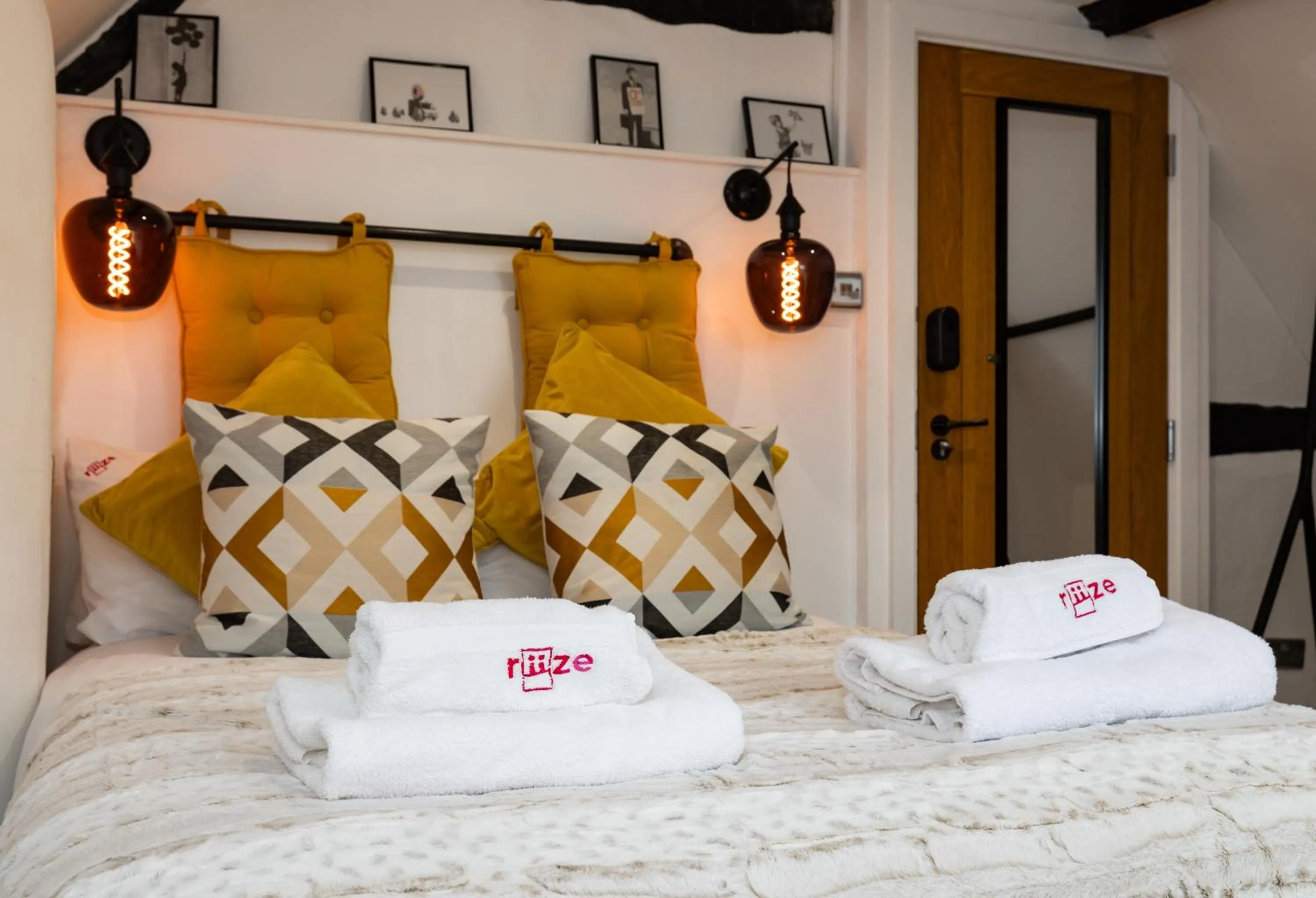 Bed in Riize Boutique Hotel Worcester Self Check-in City Centre