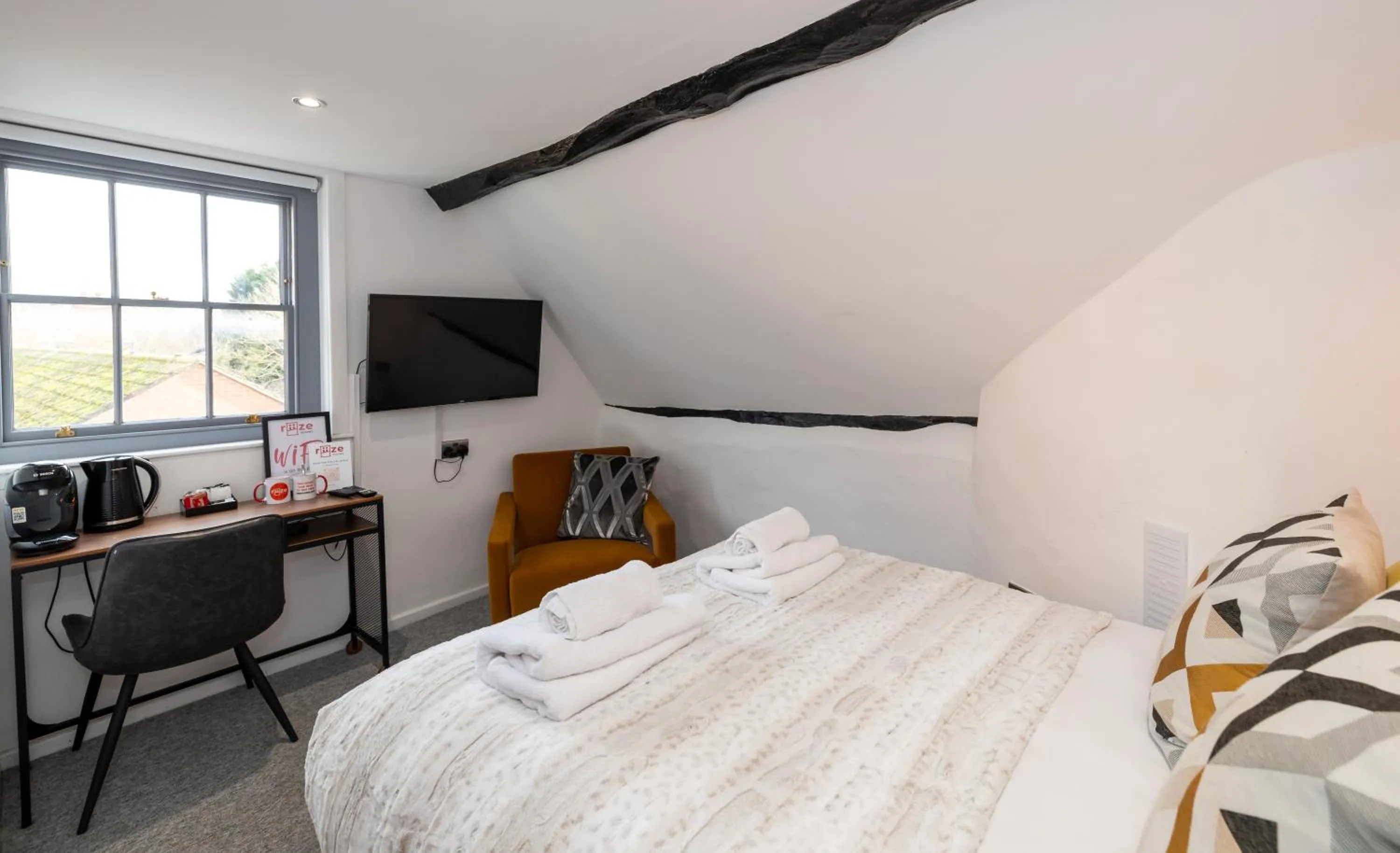 Bed in Riize Boutique Hotel Worcester Self Check-in City Centre