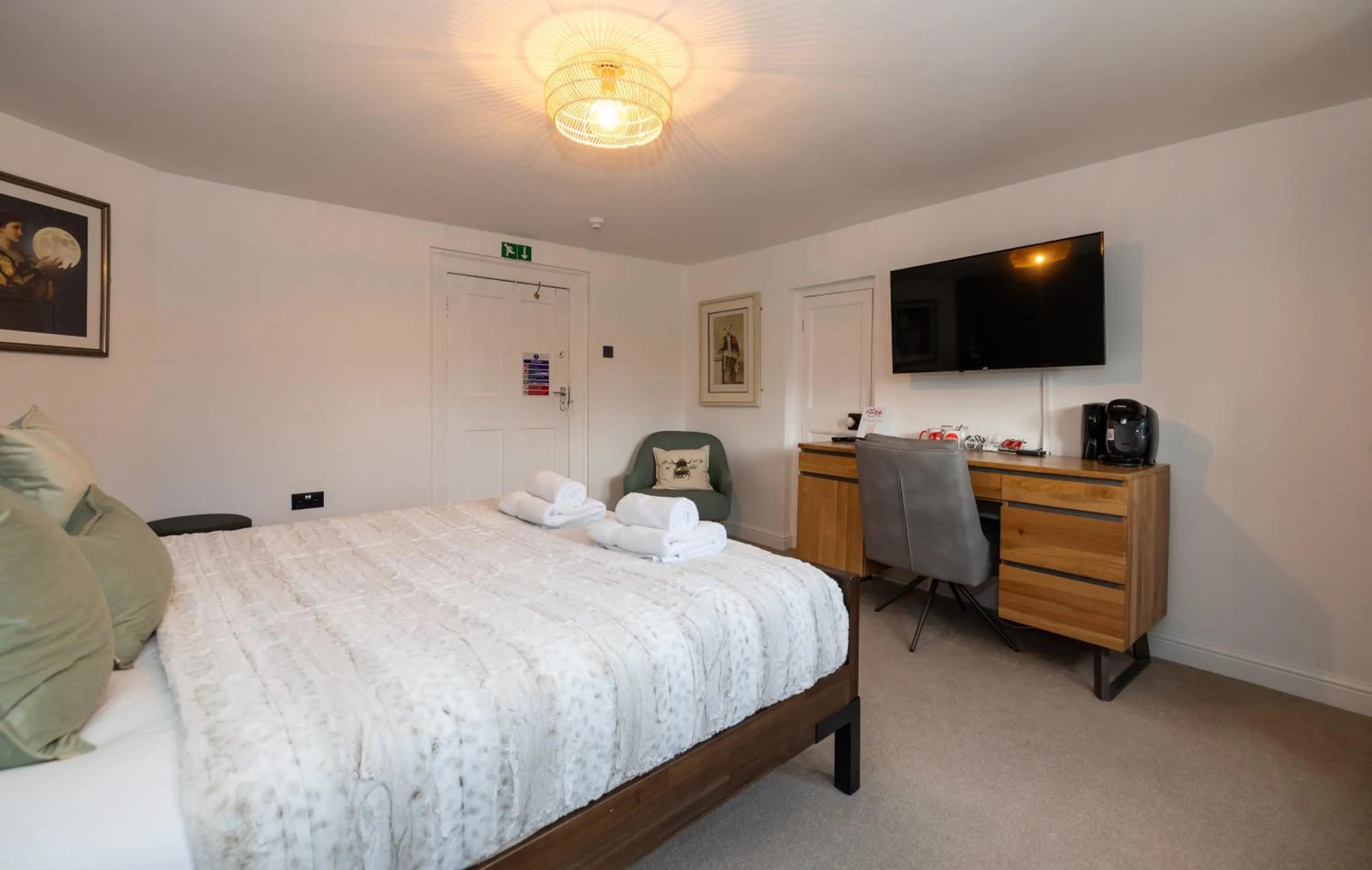 Bed in Riize Boutique Hotel Worcester Self Check-in City Centre