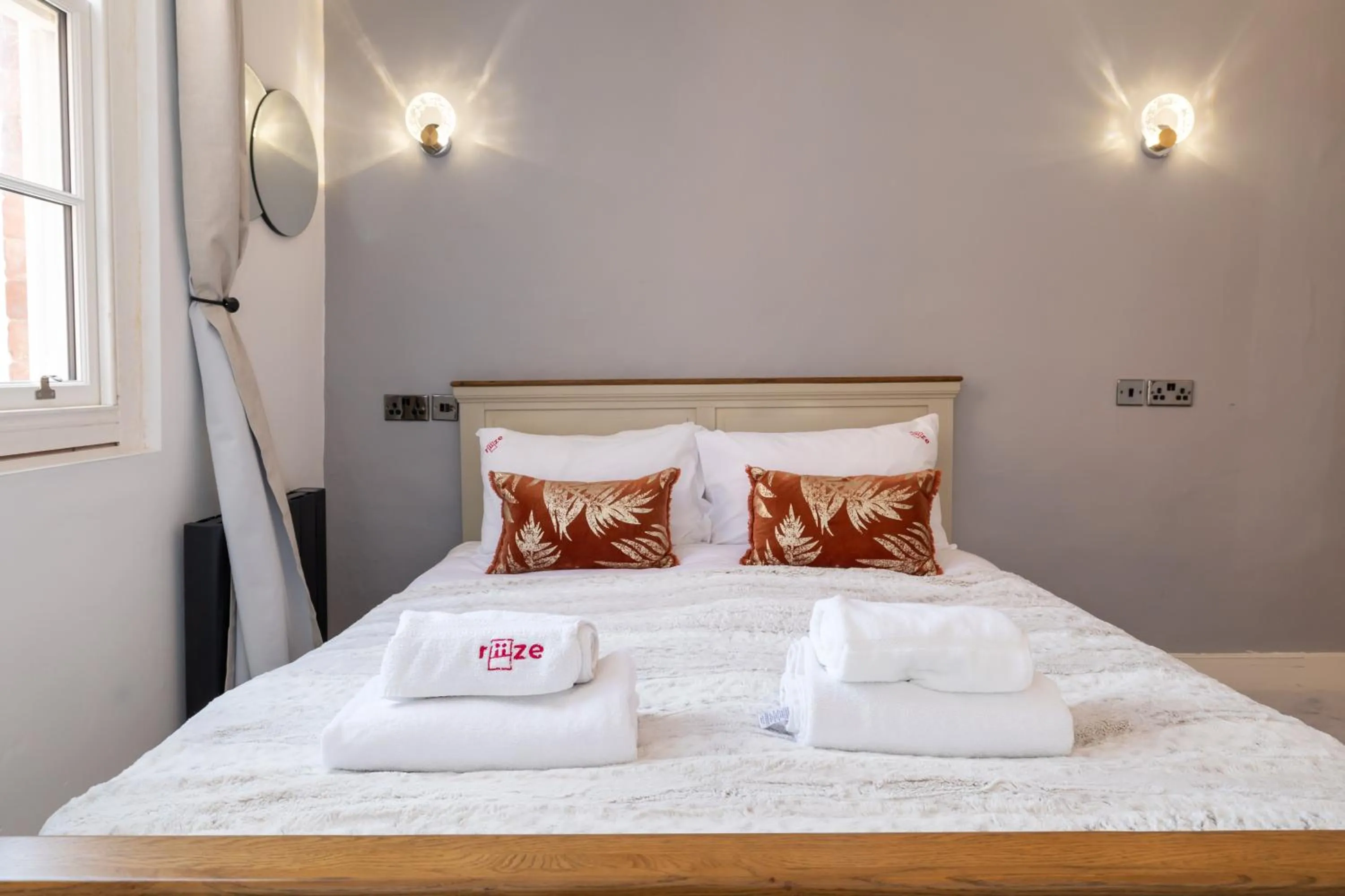 Bed in Riize Boutique Hotel Worcester Self Check-in City Centre
