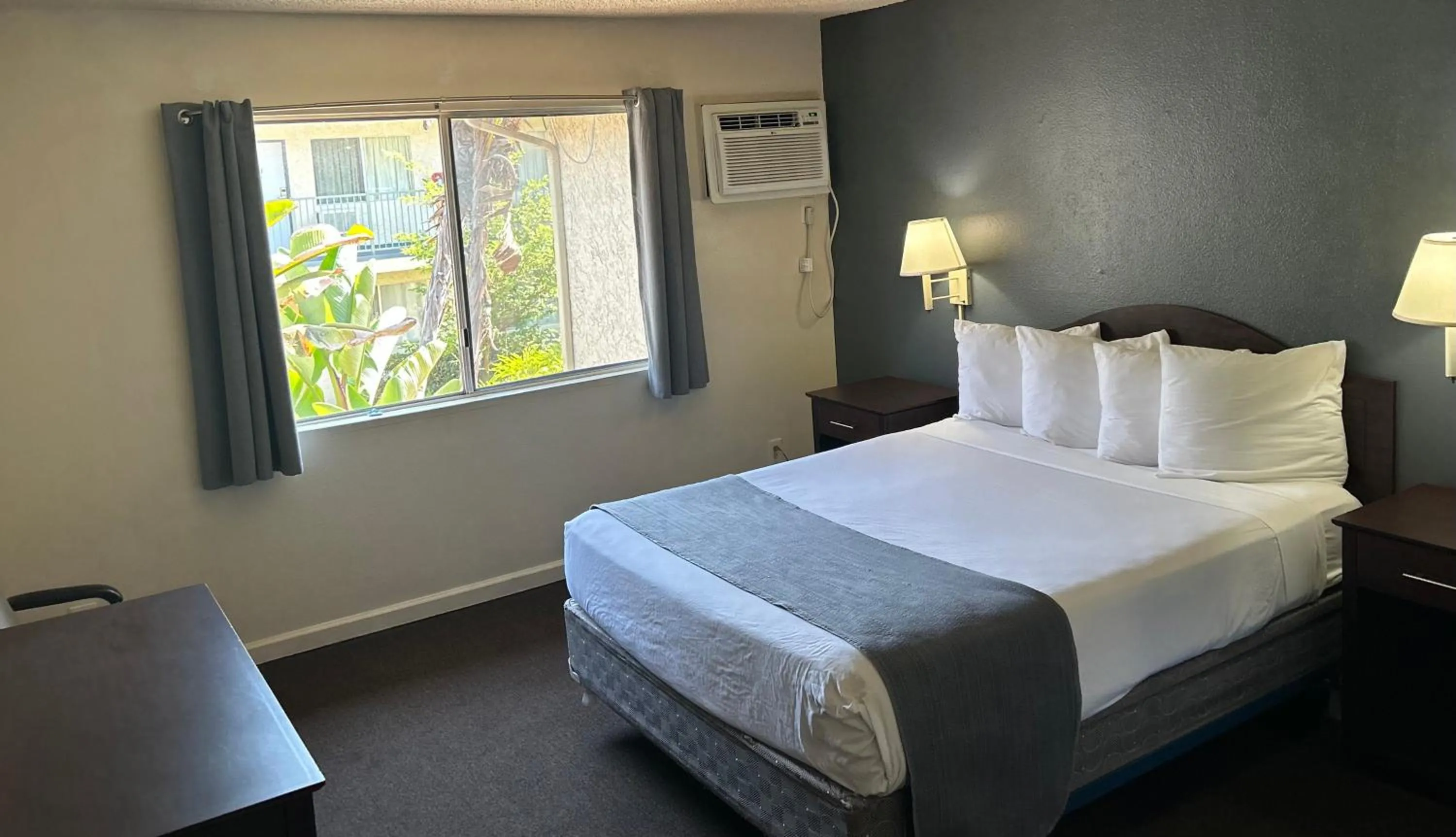 Photo of the whole room, Bed in California Suites Hotel