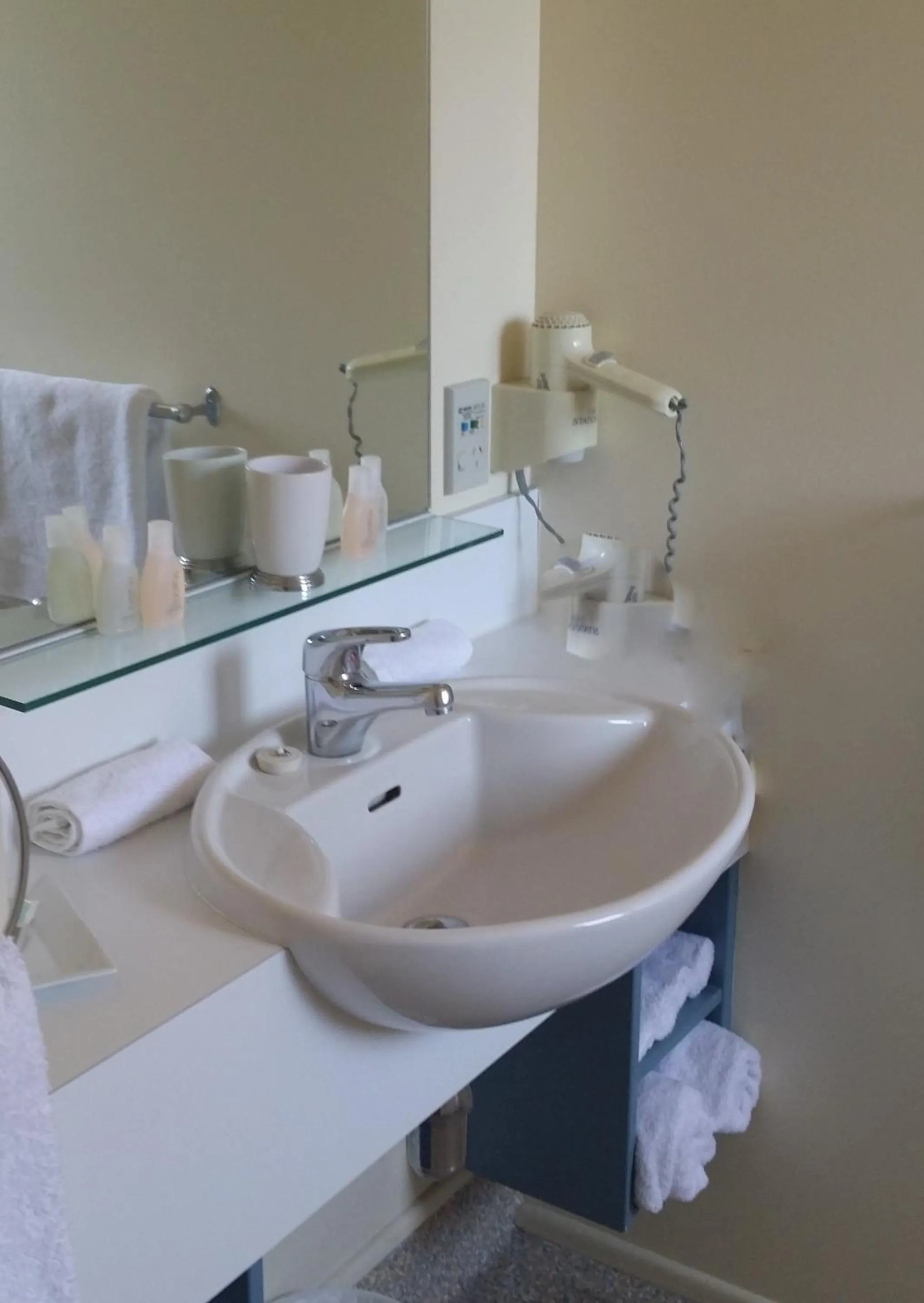 Bathroom in Bella Tuscany Motor Lodge