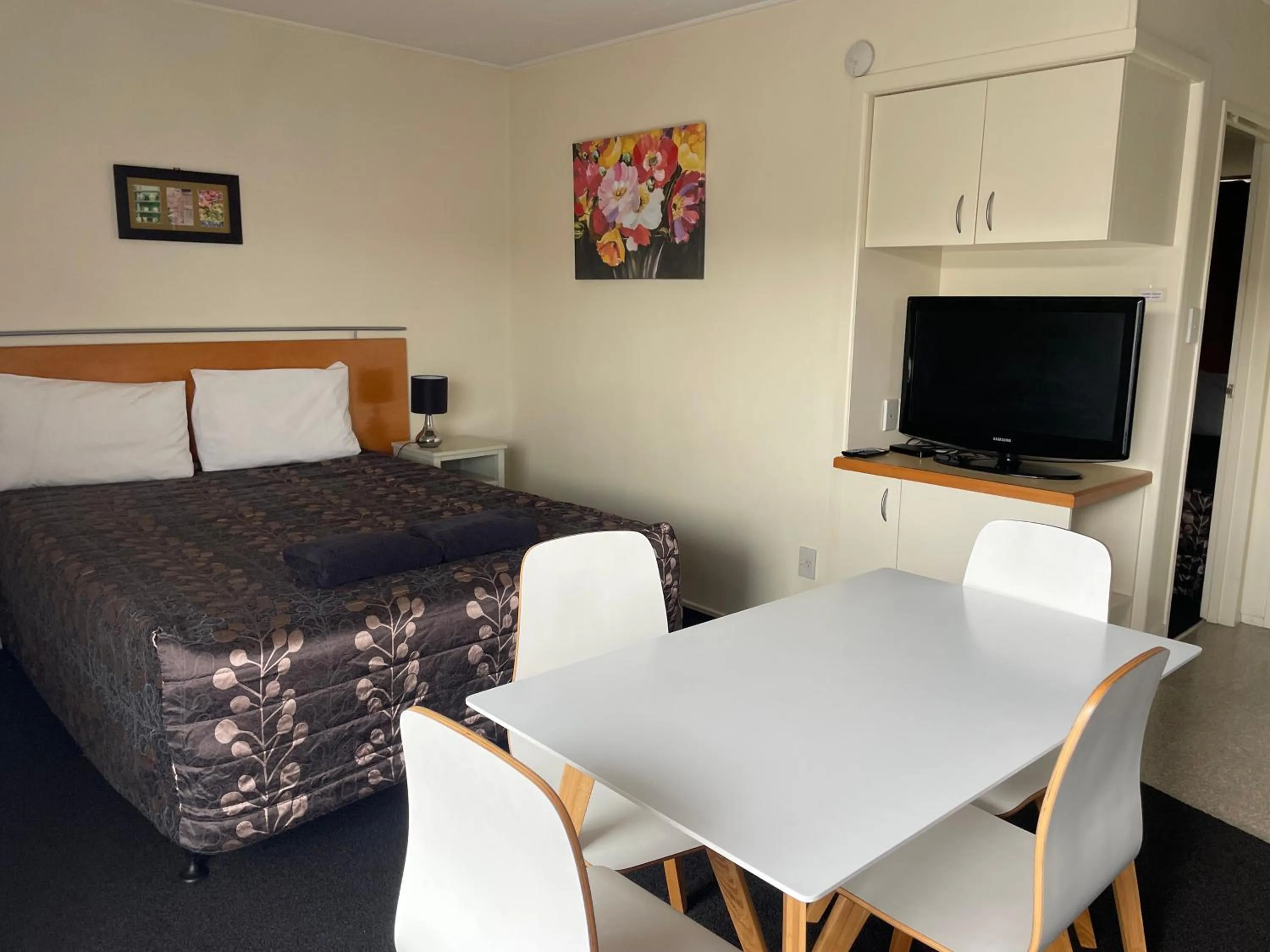 Living room, Bed in Bella Tuscany Motor Lodge