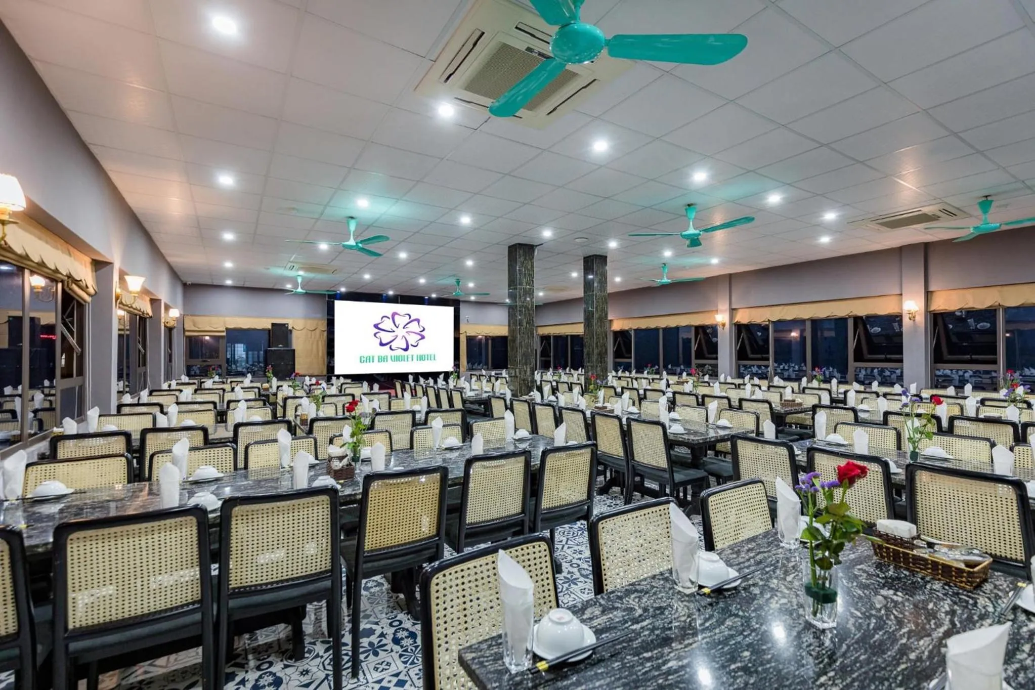 Restaurant/places to eat in Calet Hotel