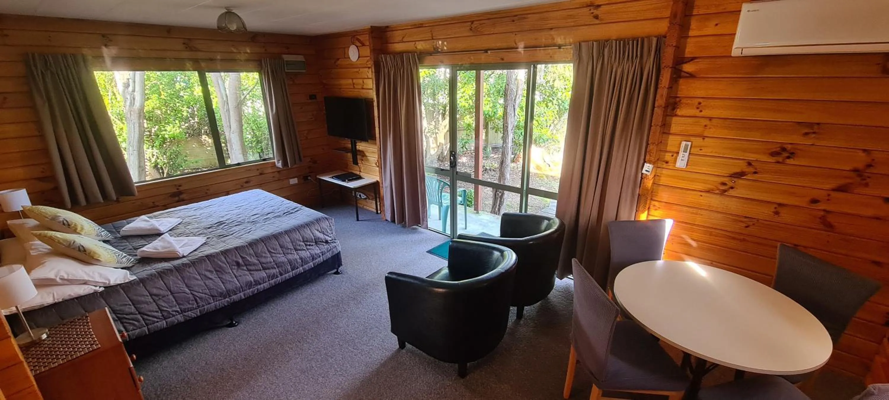 Photo of the whole room, Bed in Forest Peak Motel