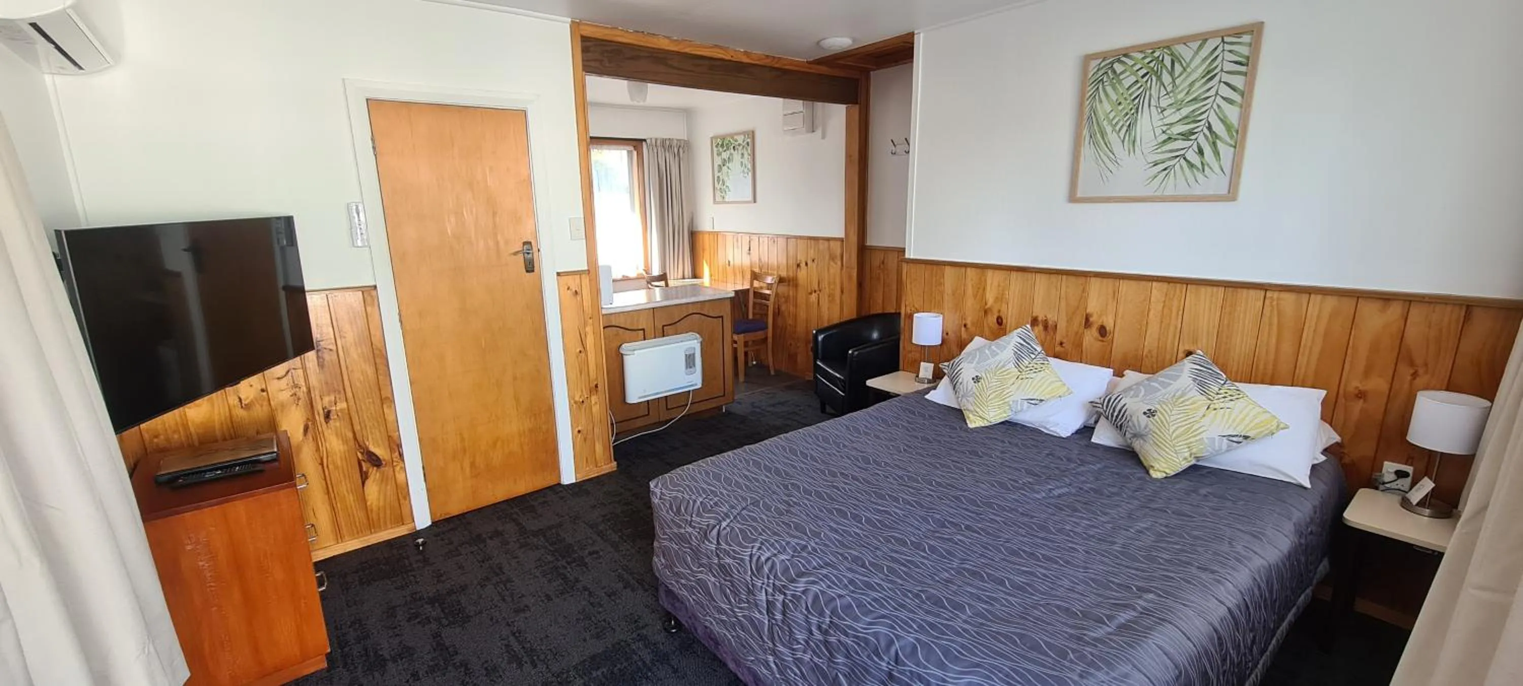 Photo of the whole room, Bed in Forest Peak Motel