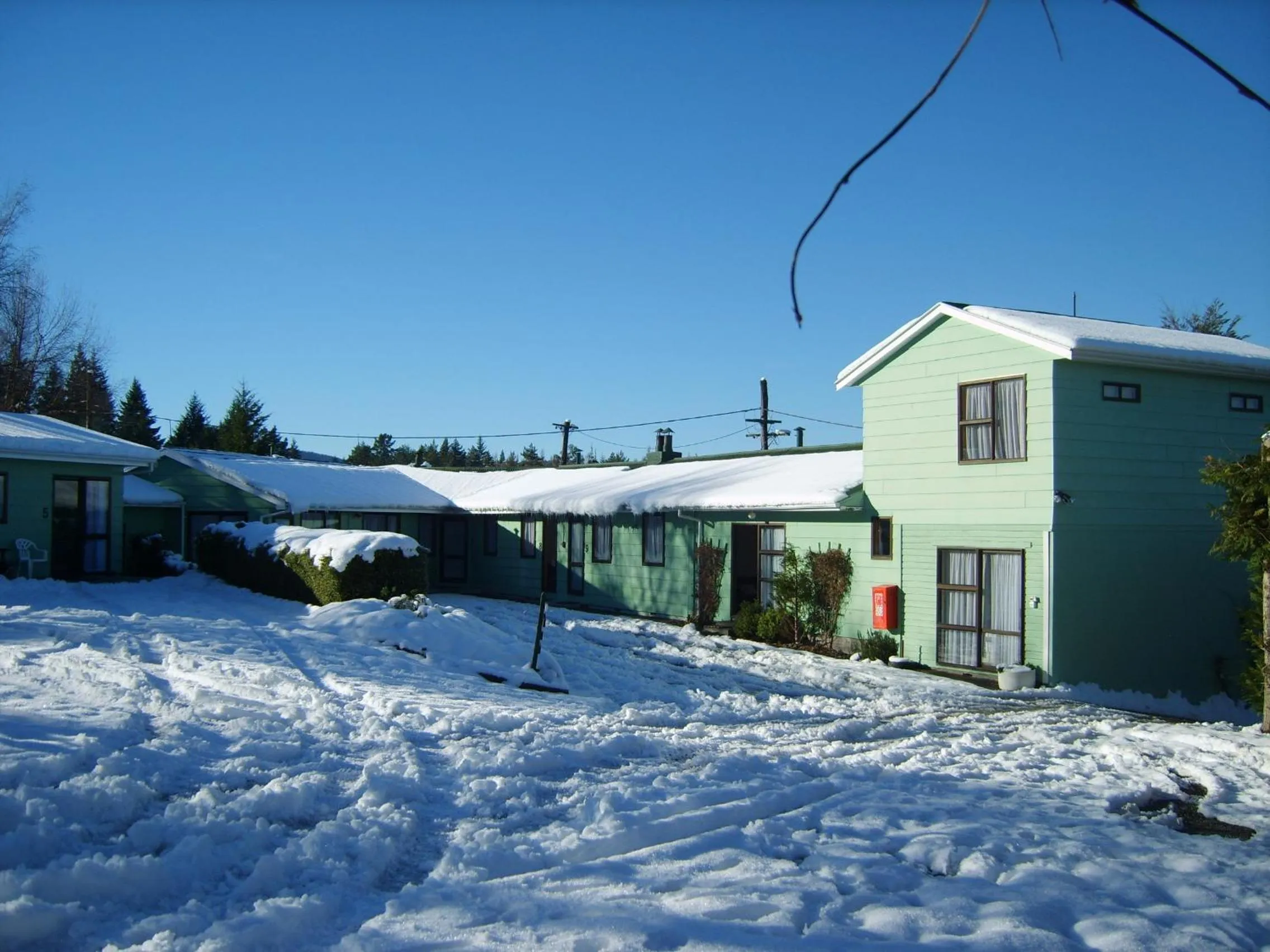 Facade/entrance in Forest Peak Motel