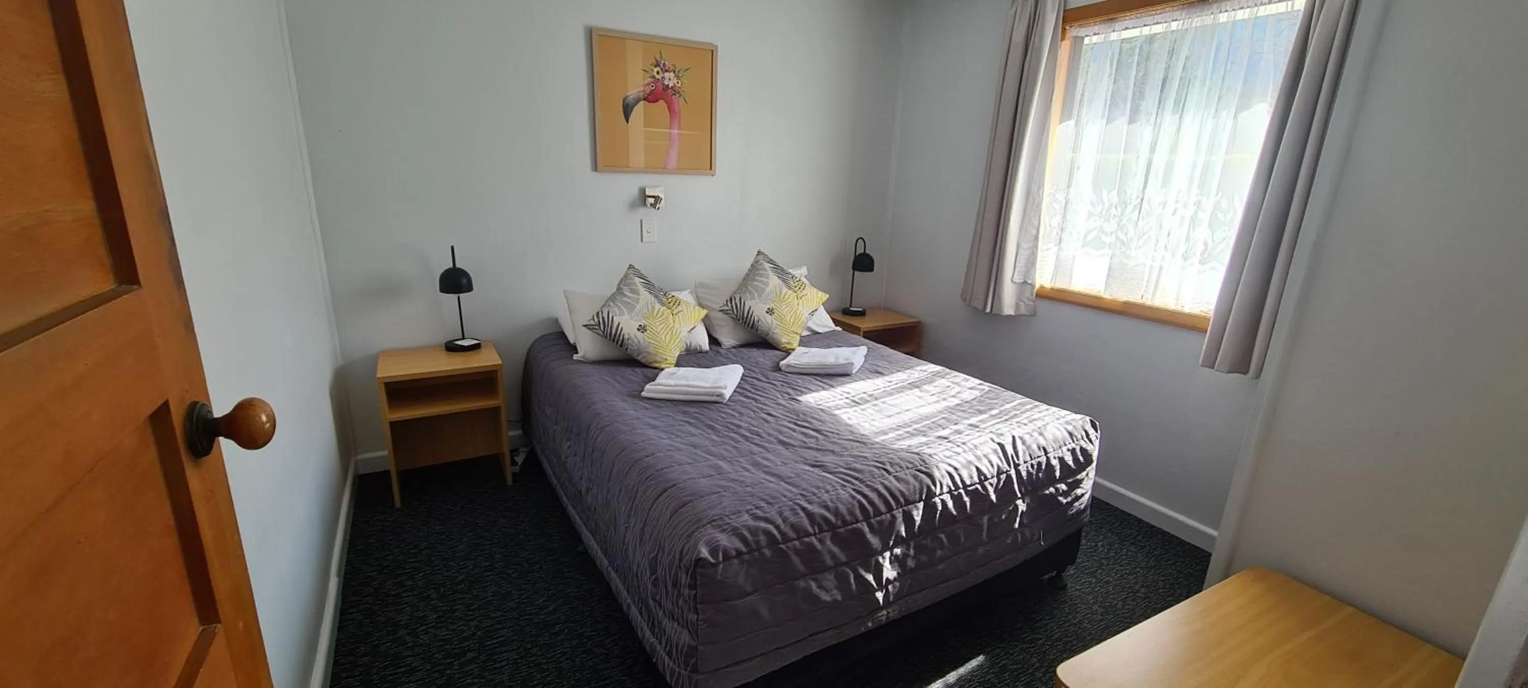 Bedroom, Bed in Forest Peak Motel