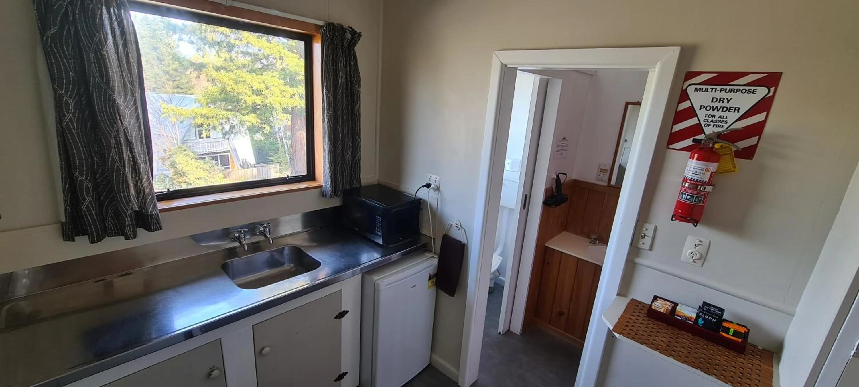 Kitchen or kitchenette in Forest Peak Motel