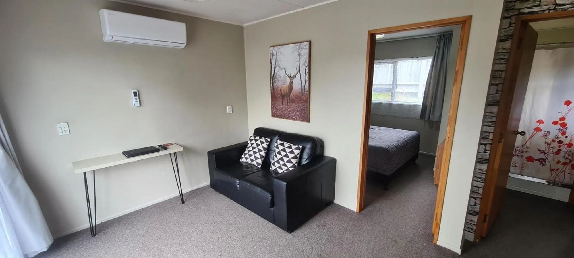 Seating area, Bed in Forest Peak Motel