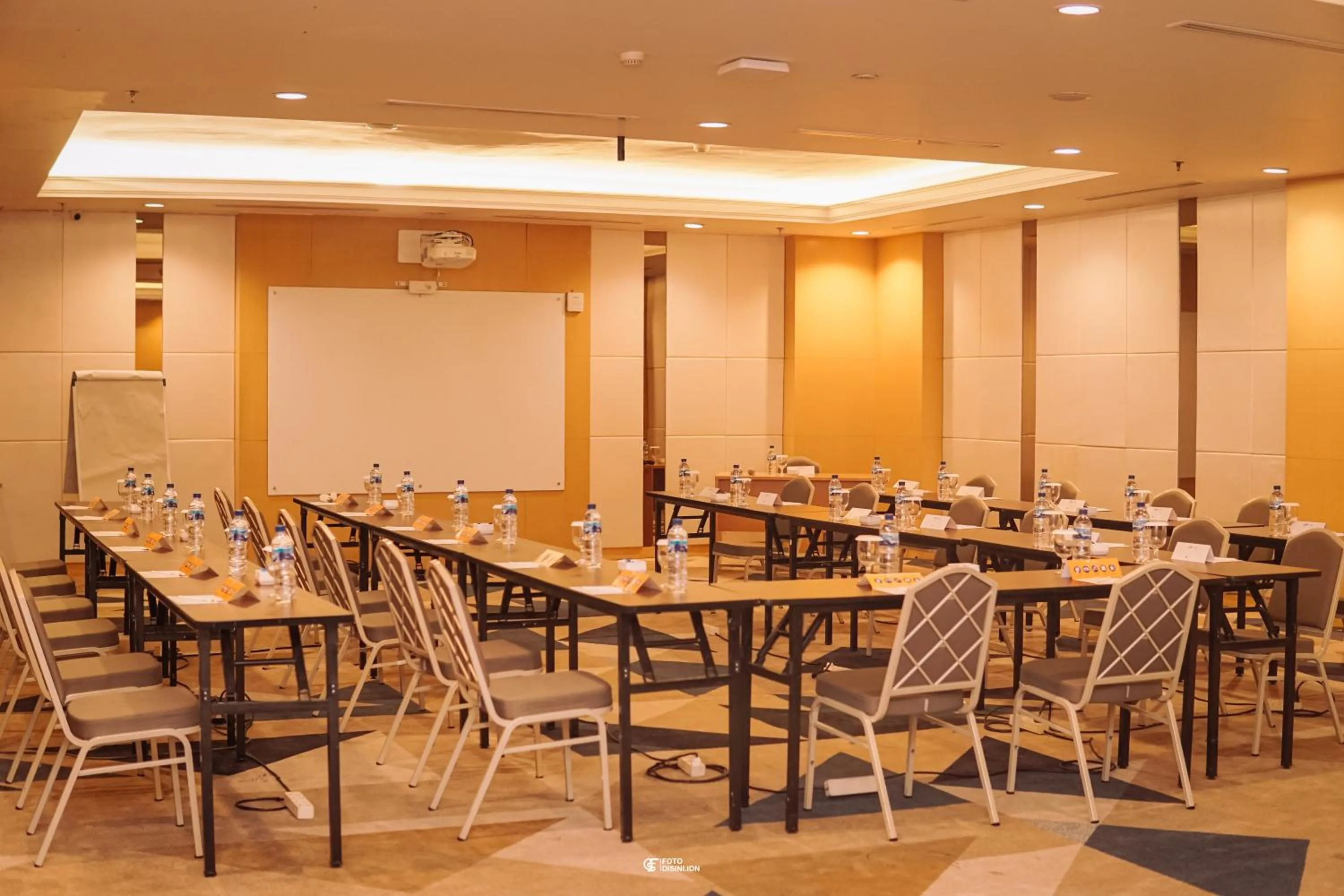 Meeting/conference room in All Sedayu Hotel Kelapa Gading