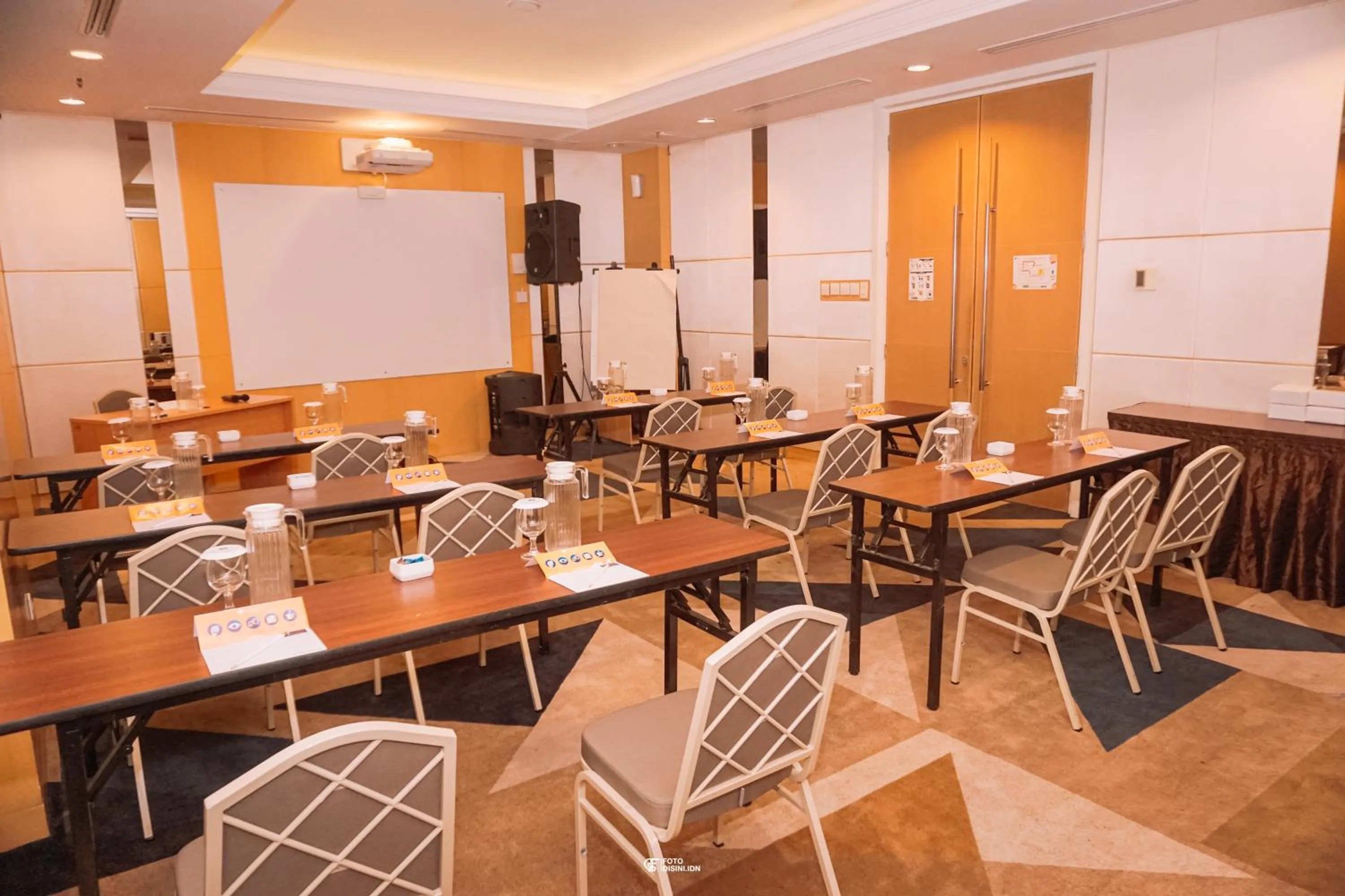 Meeting/conference room in All Sedayu Hotel Kelapa Gading