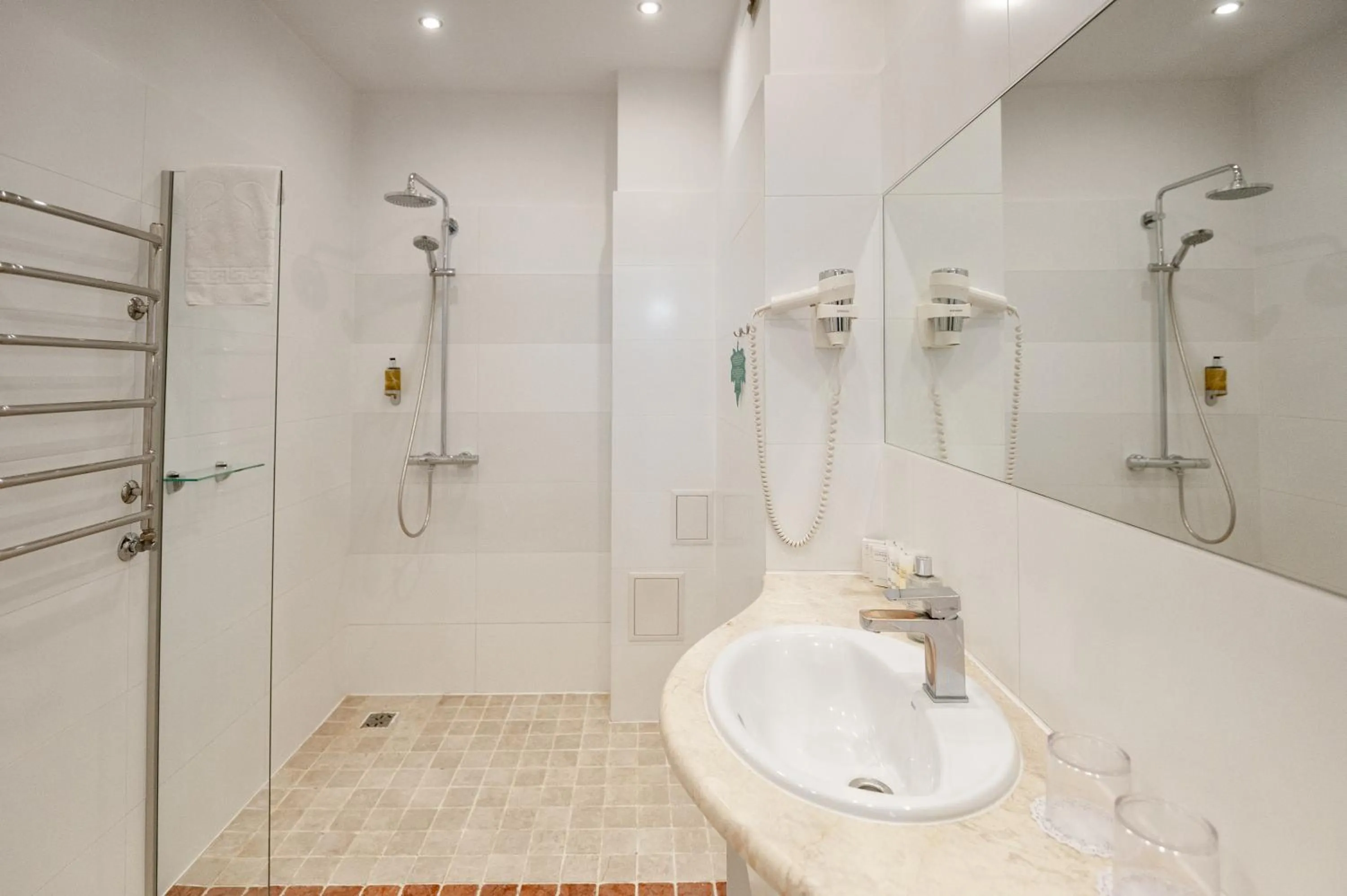 Shower in Rudolfo Hotel