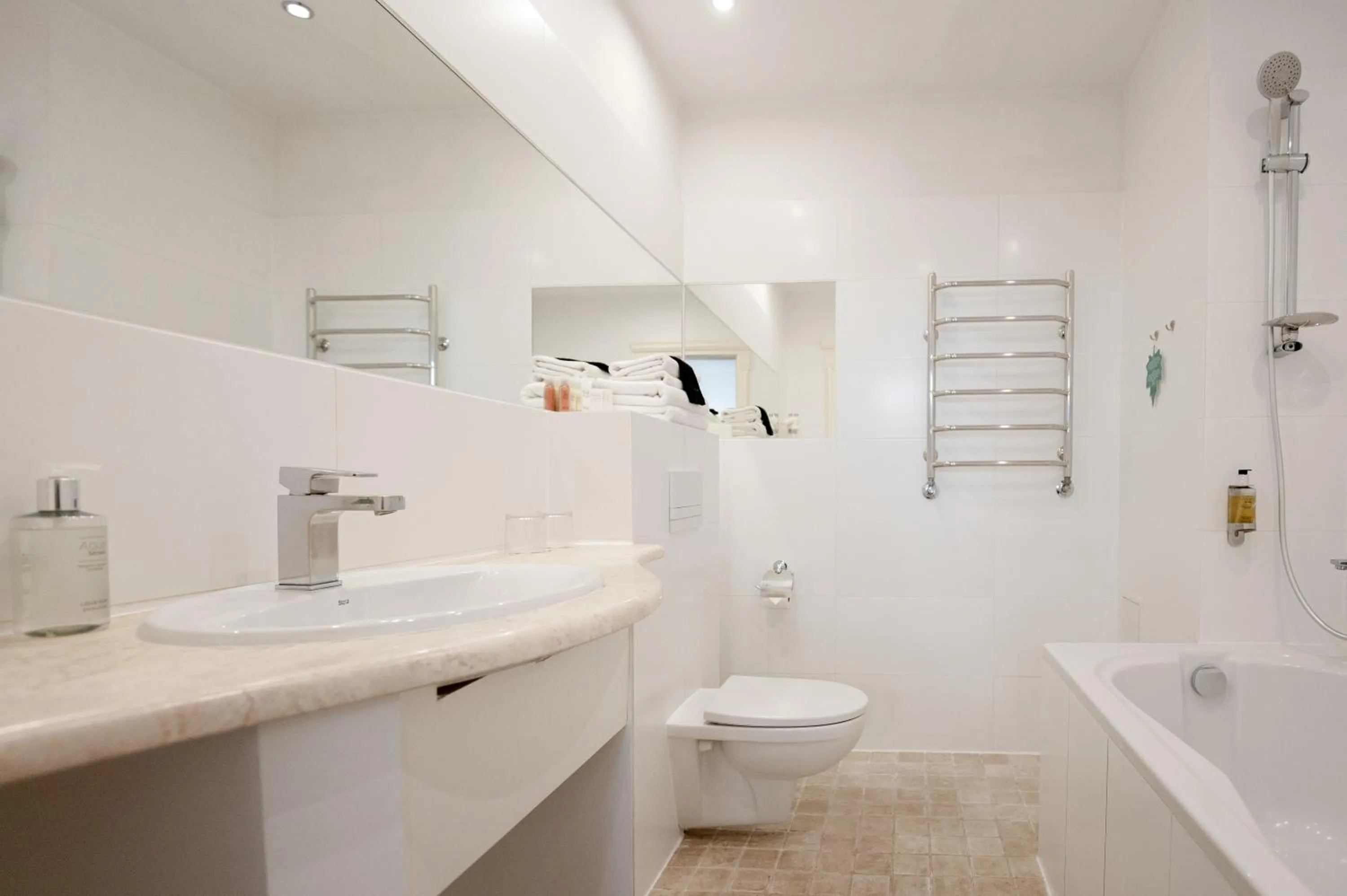 Toilet in Rudolfo Hotel