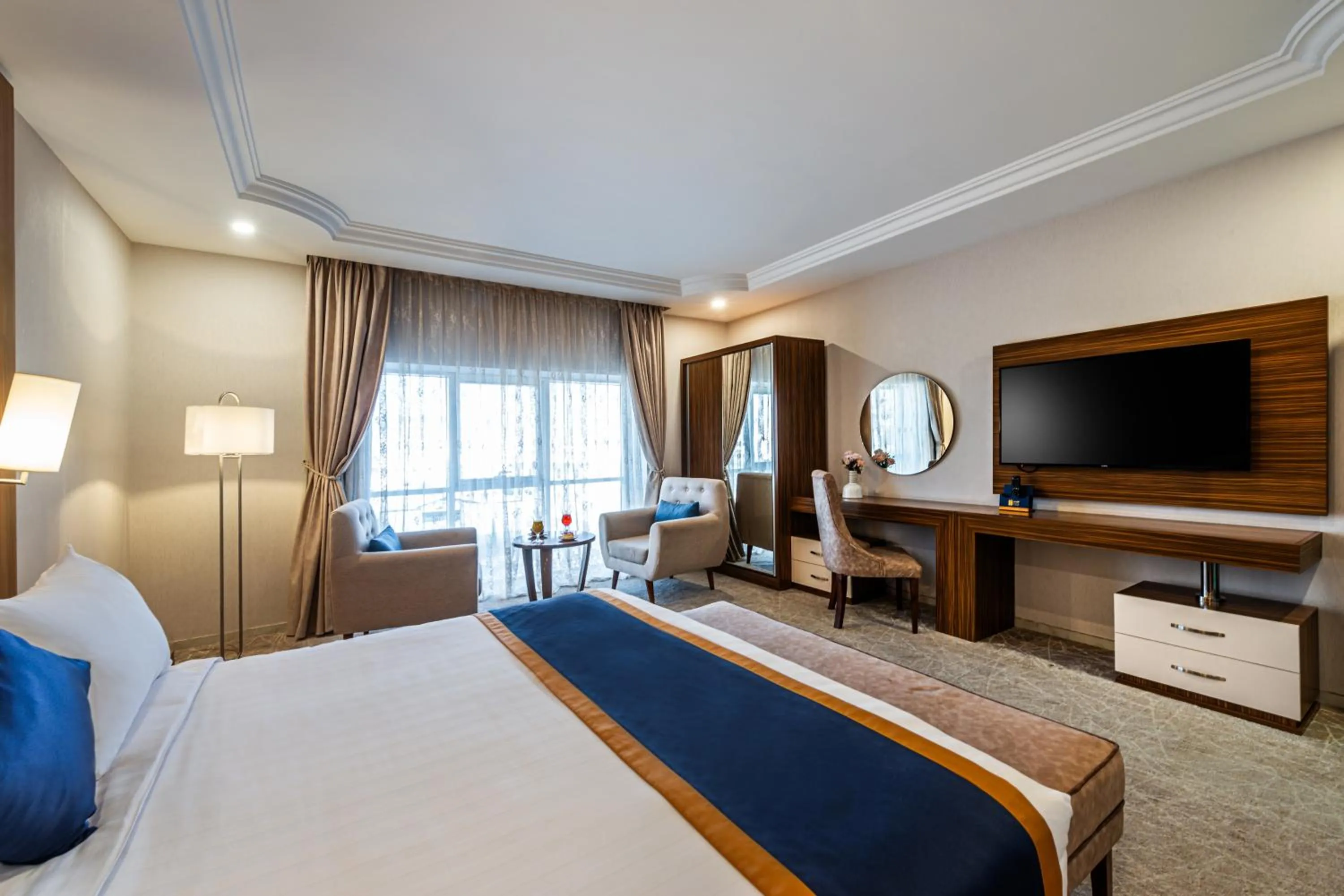 TV and multimedia, Bed in The Palaces Hotel Suites - Wadeen