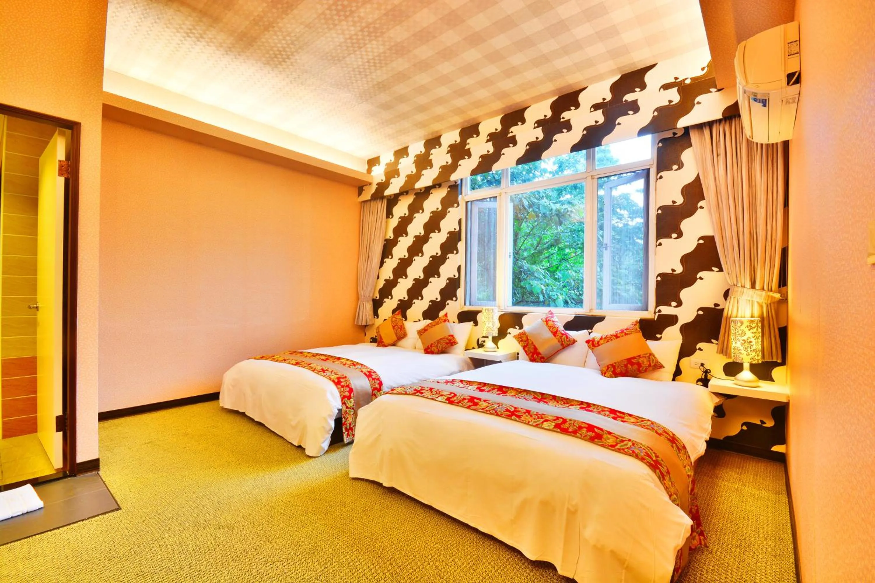 Photo of the whole room, Bed in Courier Station