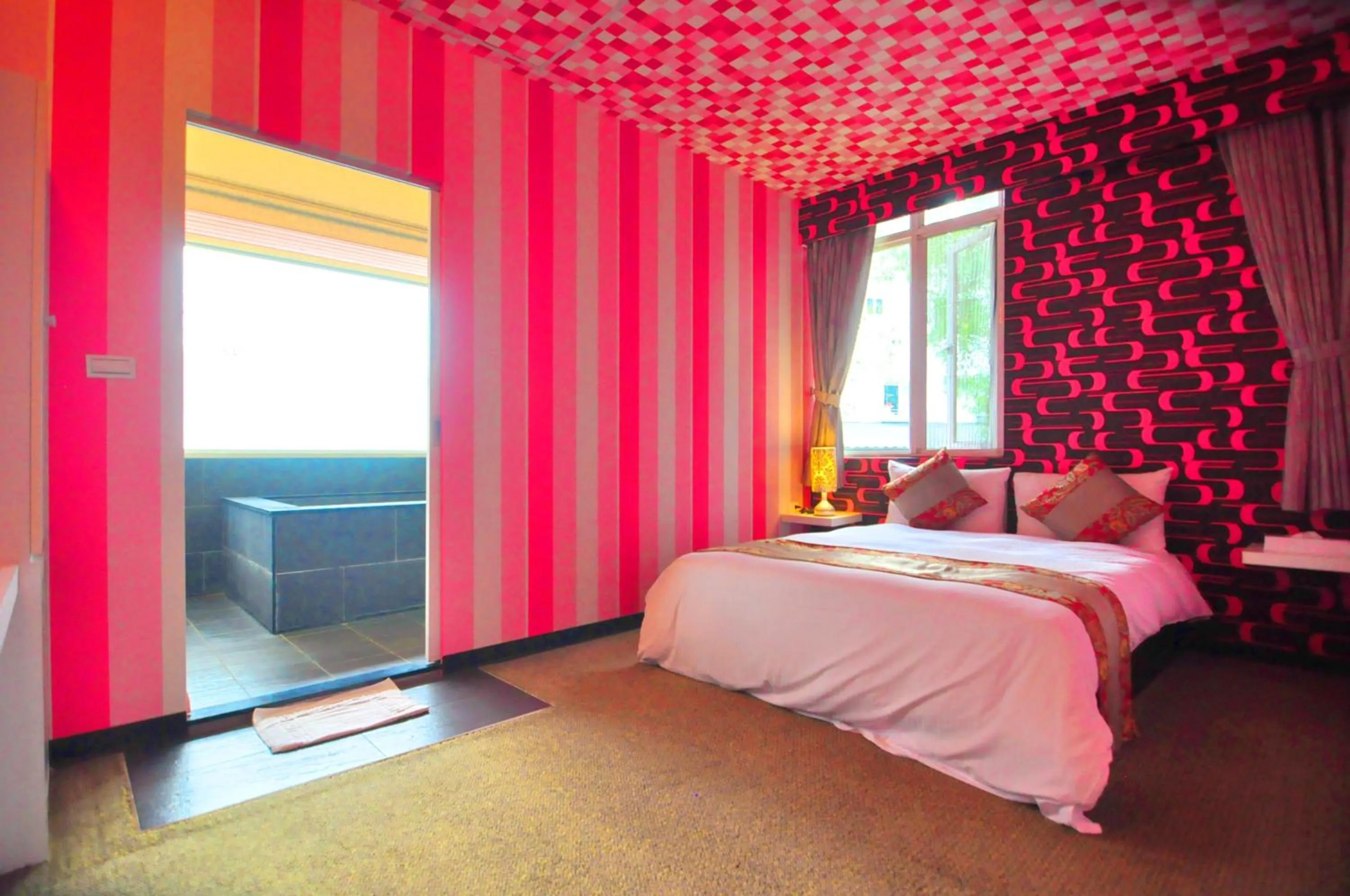 Photo of the whole room, Bed in Courier Station