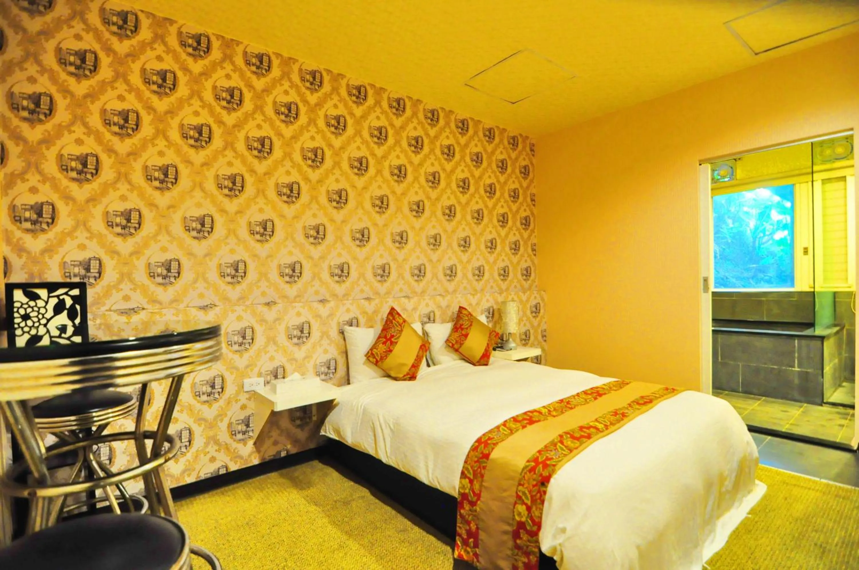 Photo of the whole room, Bed in Courier Station