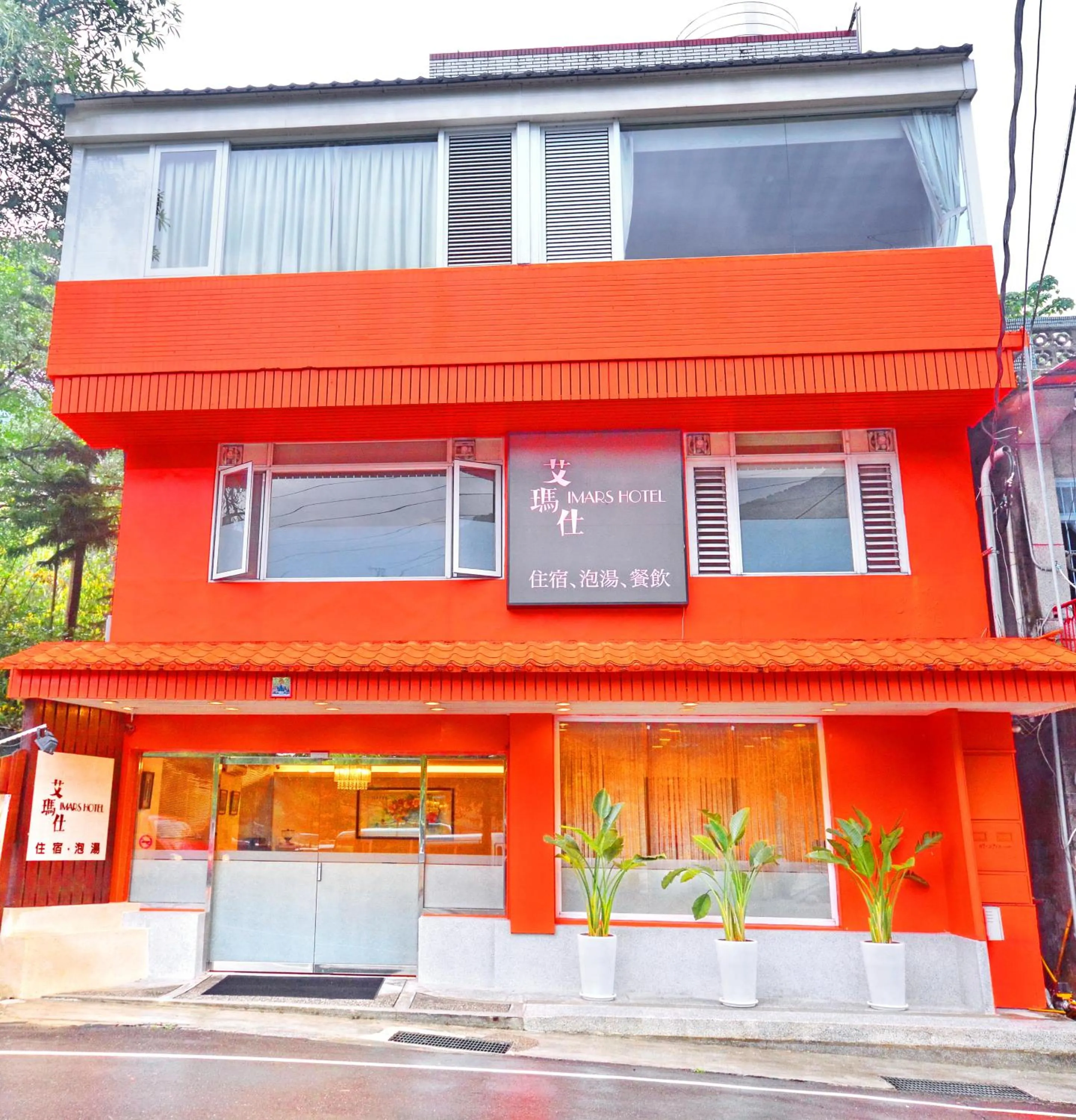 Facade/entrance in Courier Station