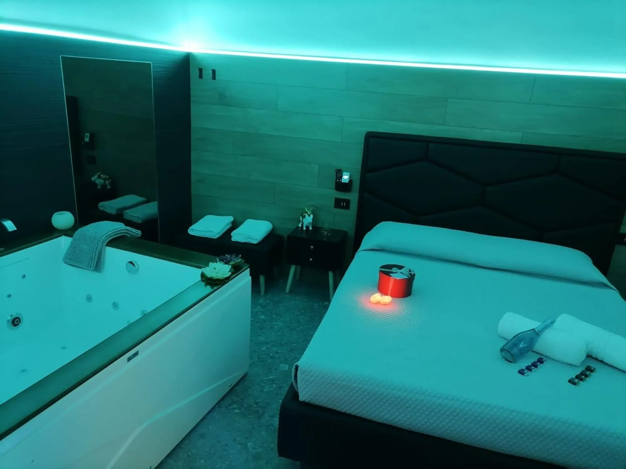 Hot Tub, Bed in Rebel Suite love