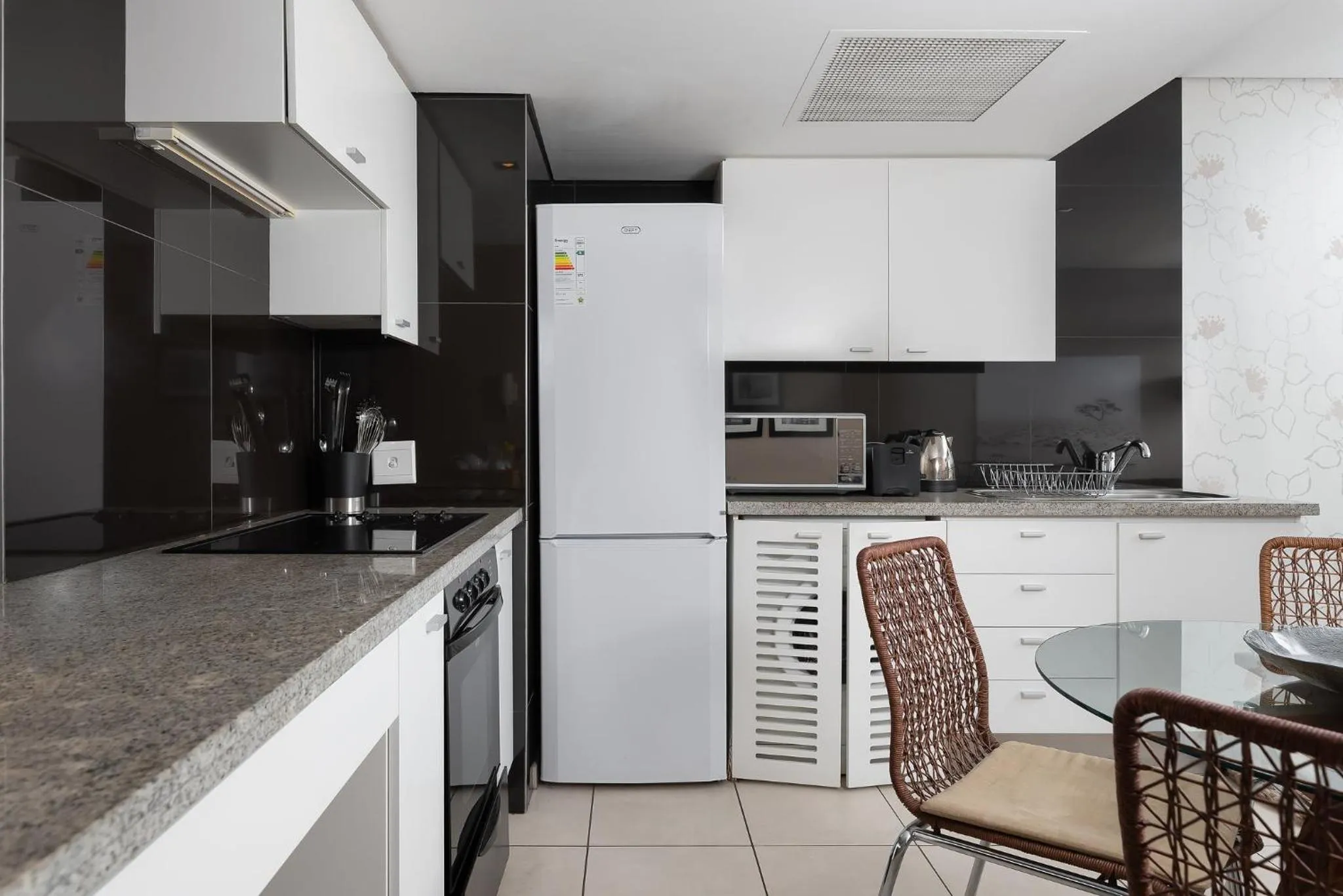 Kitchen or kitchenette, Kitchen/Kitchenette in HarbourEdge Suites by Totalstay