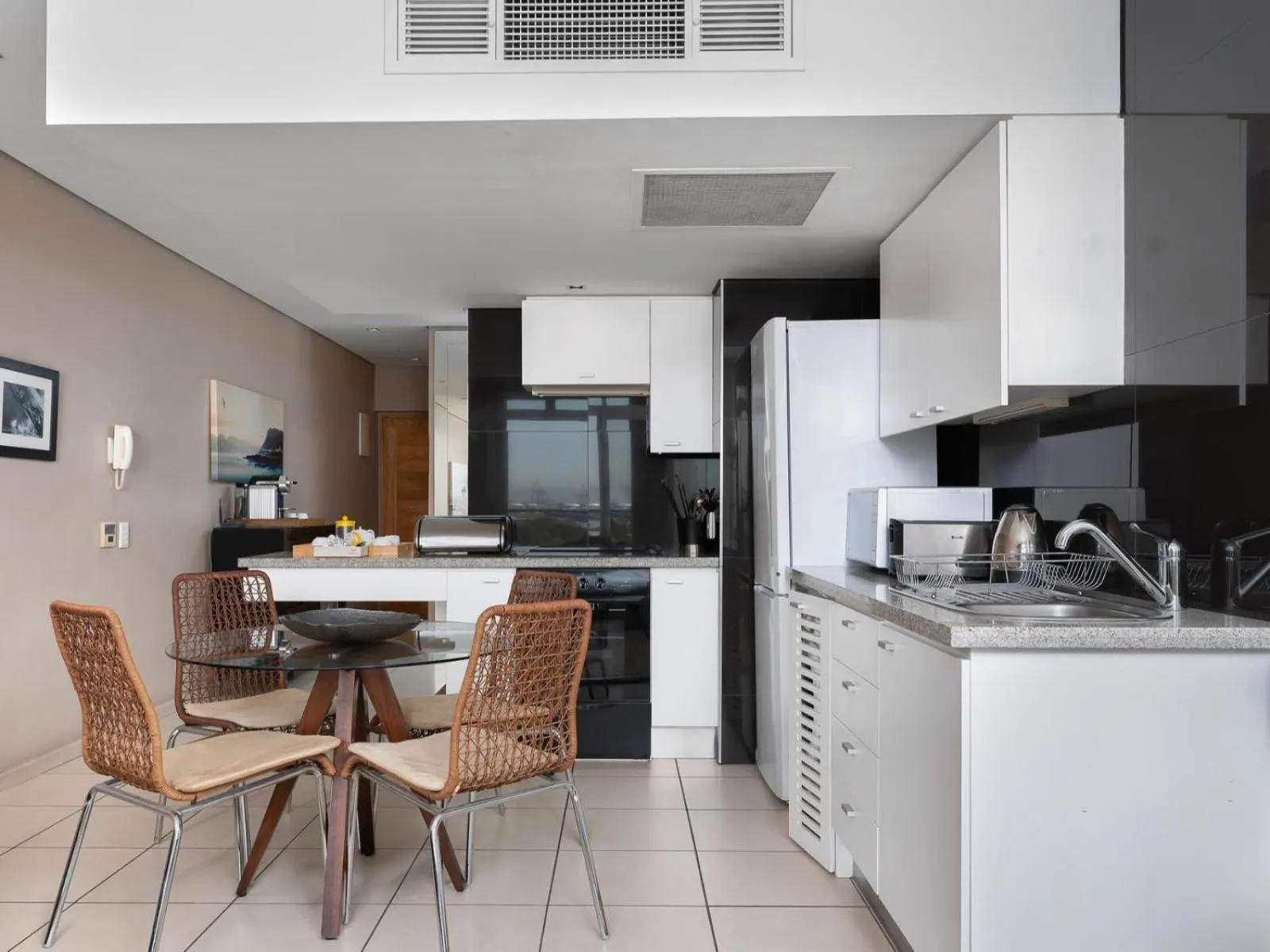 Kitchen or kitchenette, Kitchen/Kitchenette in HarbourEdge Suites by Totalstay