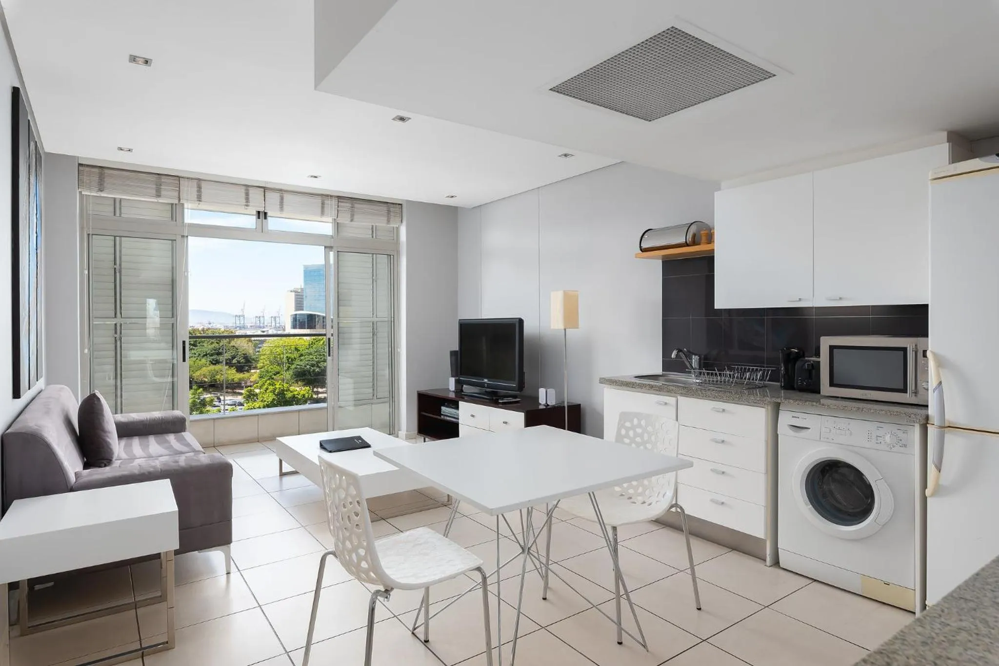 Dining area, Kitchen/Kitchenette in HarbourEdge Suites by Totalstay