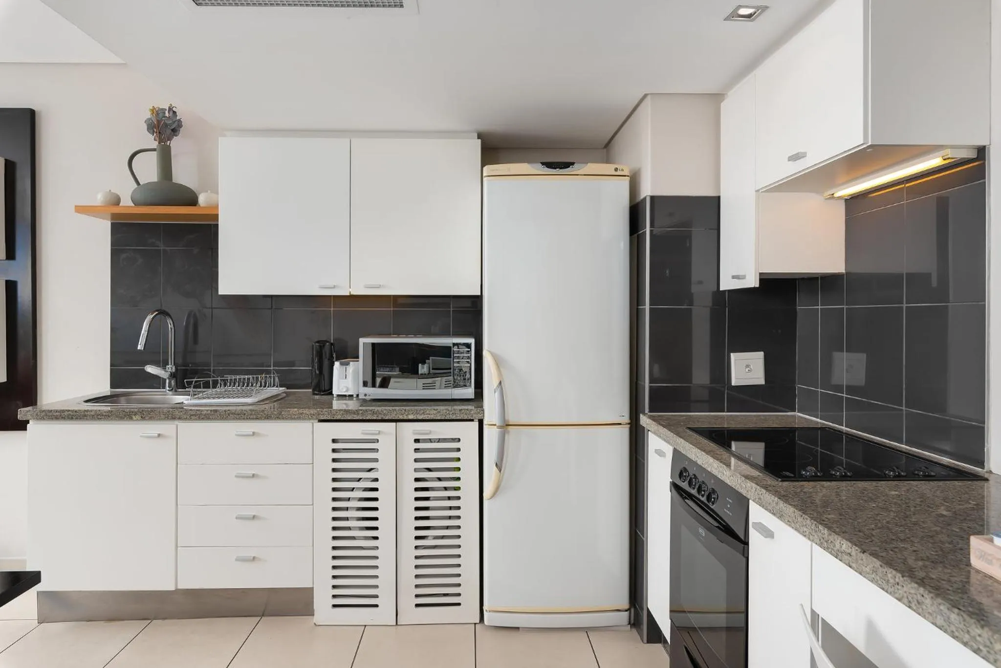 Kitchen or kitchenette, Kitchen/Kitchenette in HarbourEdge Suites by Totalstay