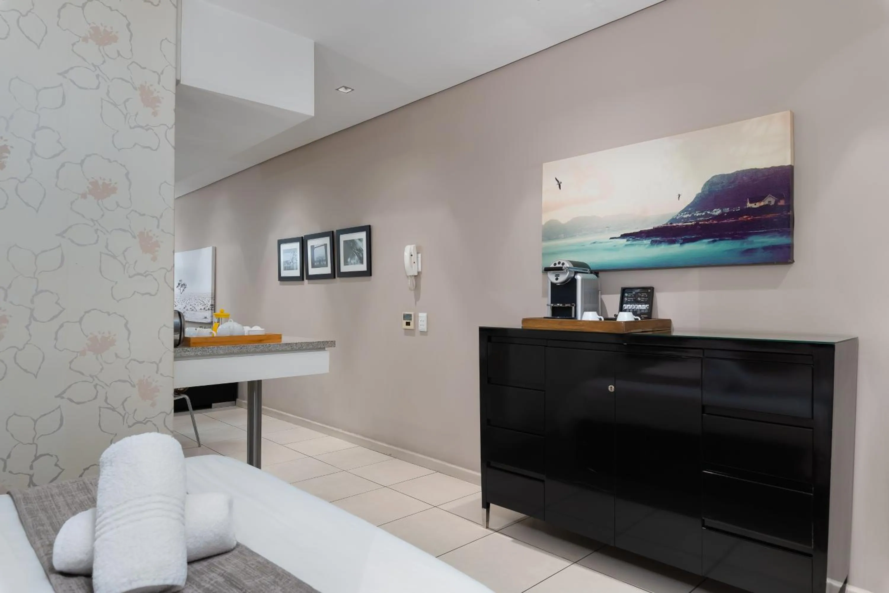 TV and multimedia in HarbourEdge Suites by Totalstay