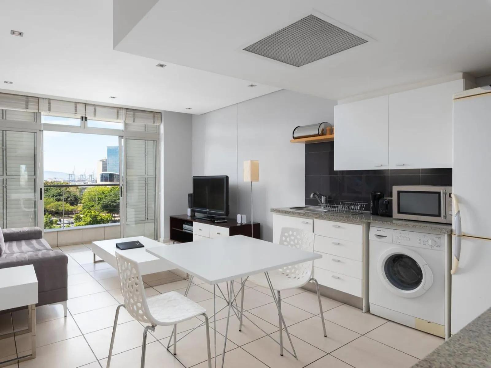 Dining area, Kitchen/Kitchenette in HarbourEdge Suites by Totalstay