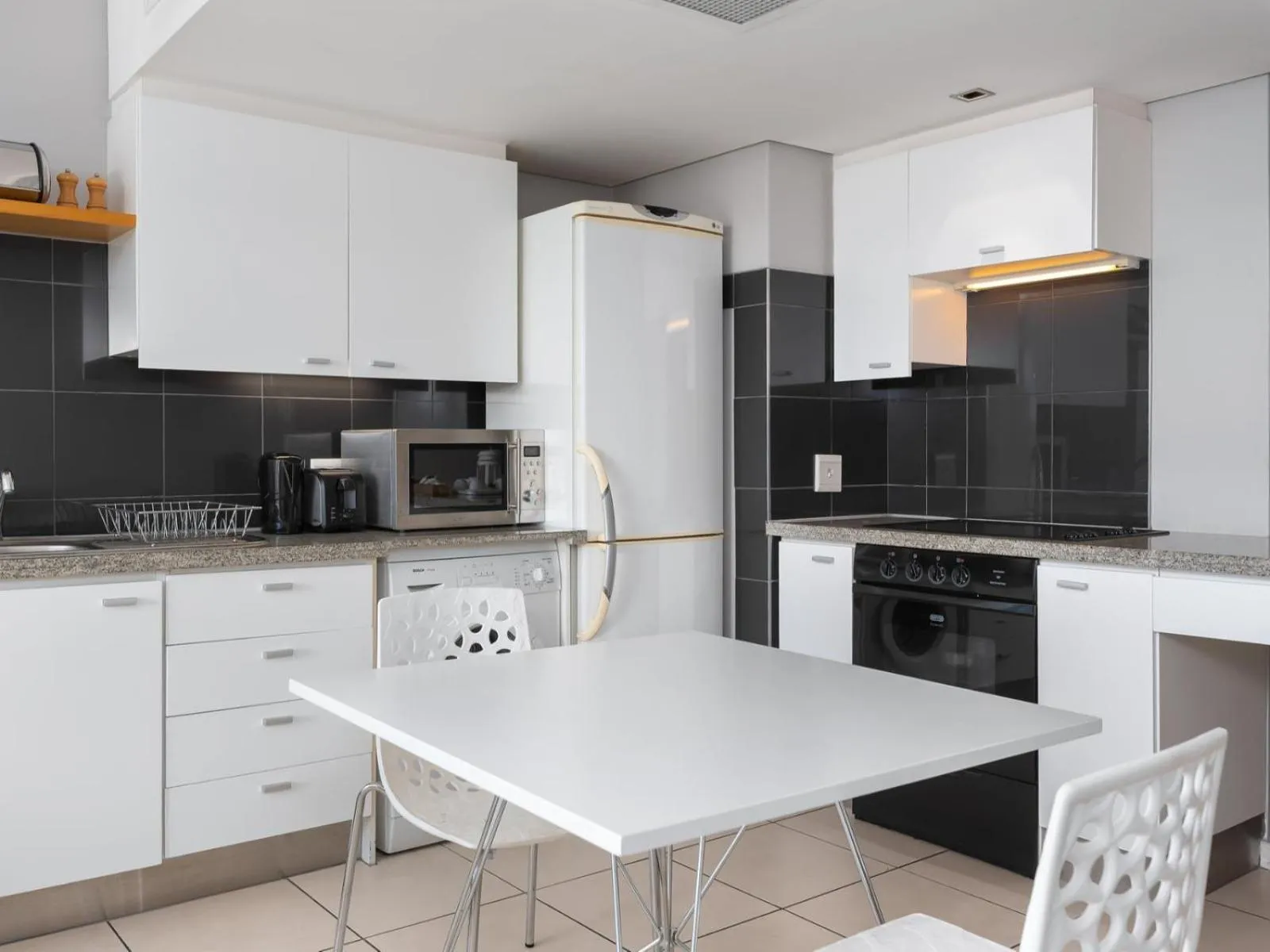 Kitchen or kitchenette, Kitchen/Kitchenette in HarbourEdge Suites by Totalstay