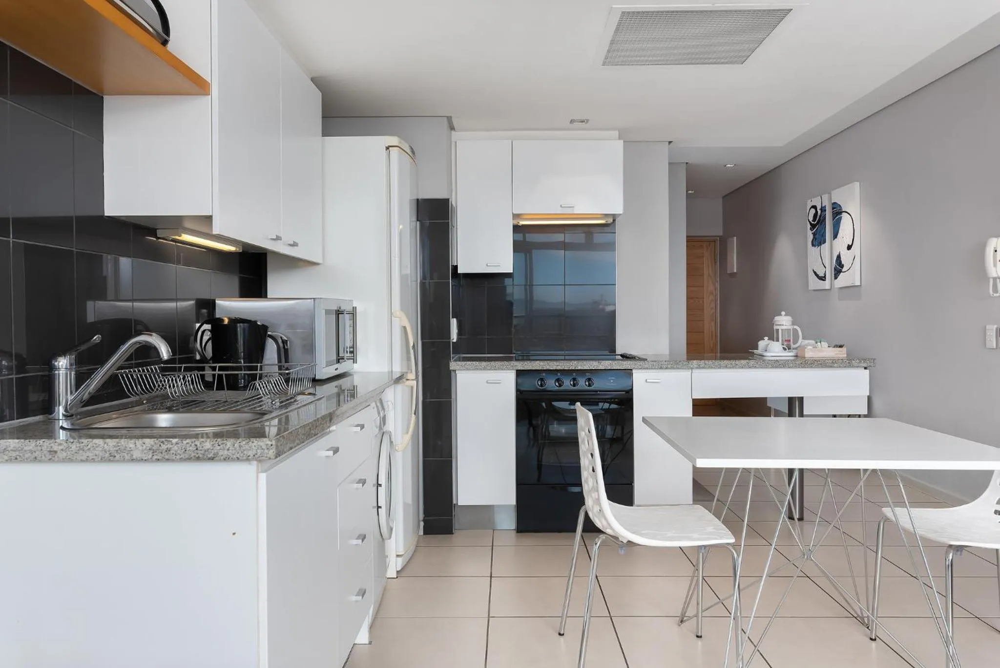 Kitchen or kitchenette, Kitchen/Kitchenette in HarbourEdge Suites by Totalstay