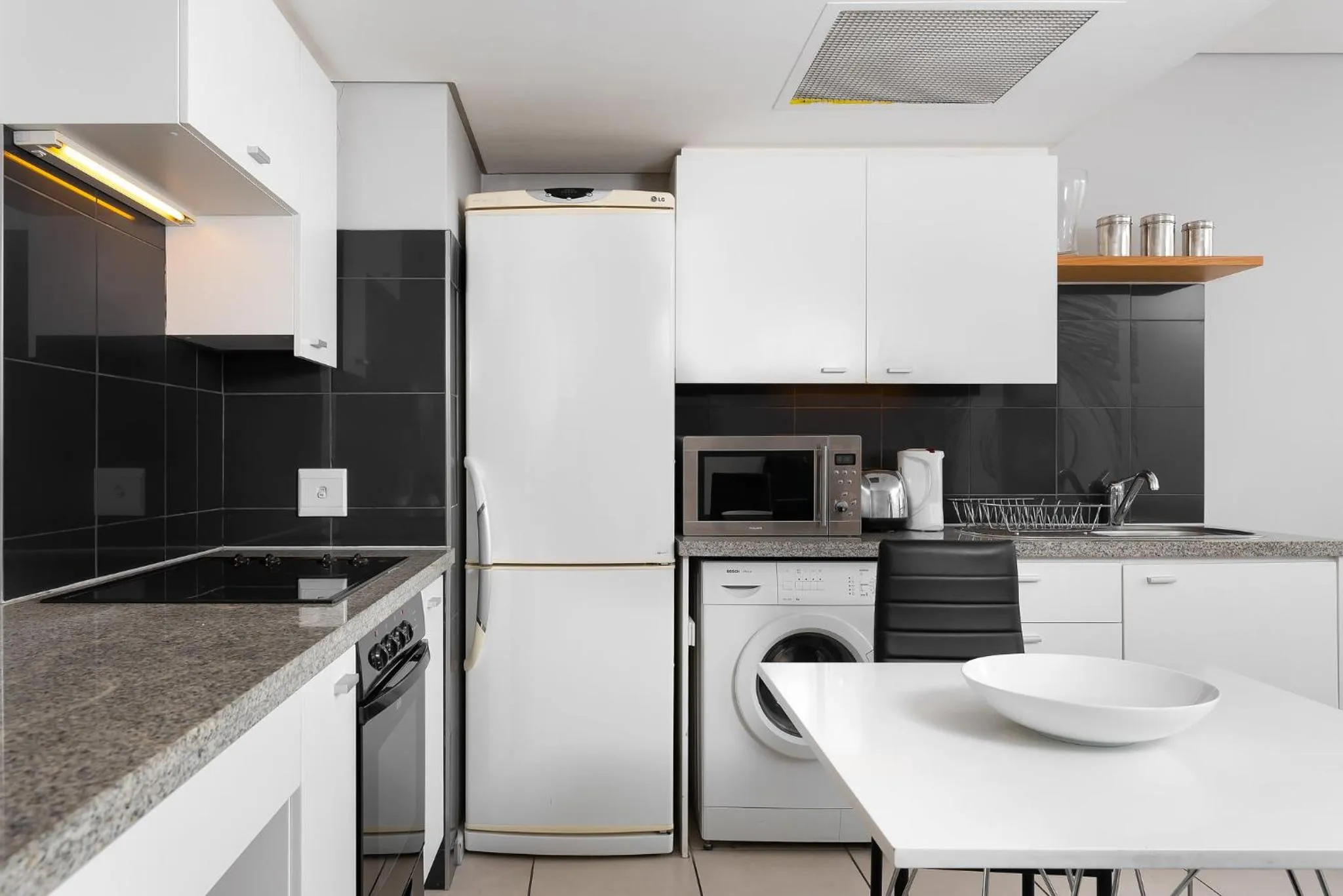 Kitchen or kitchenette, Kitchen/Kitchenette in HarbourEdge Suites by Totalstay