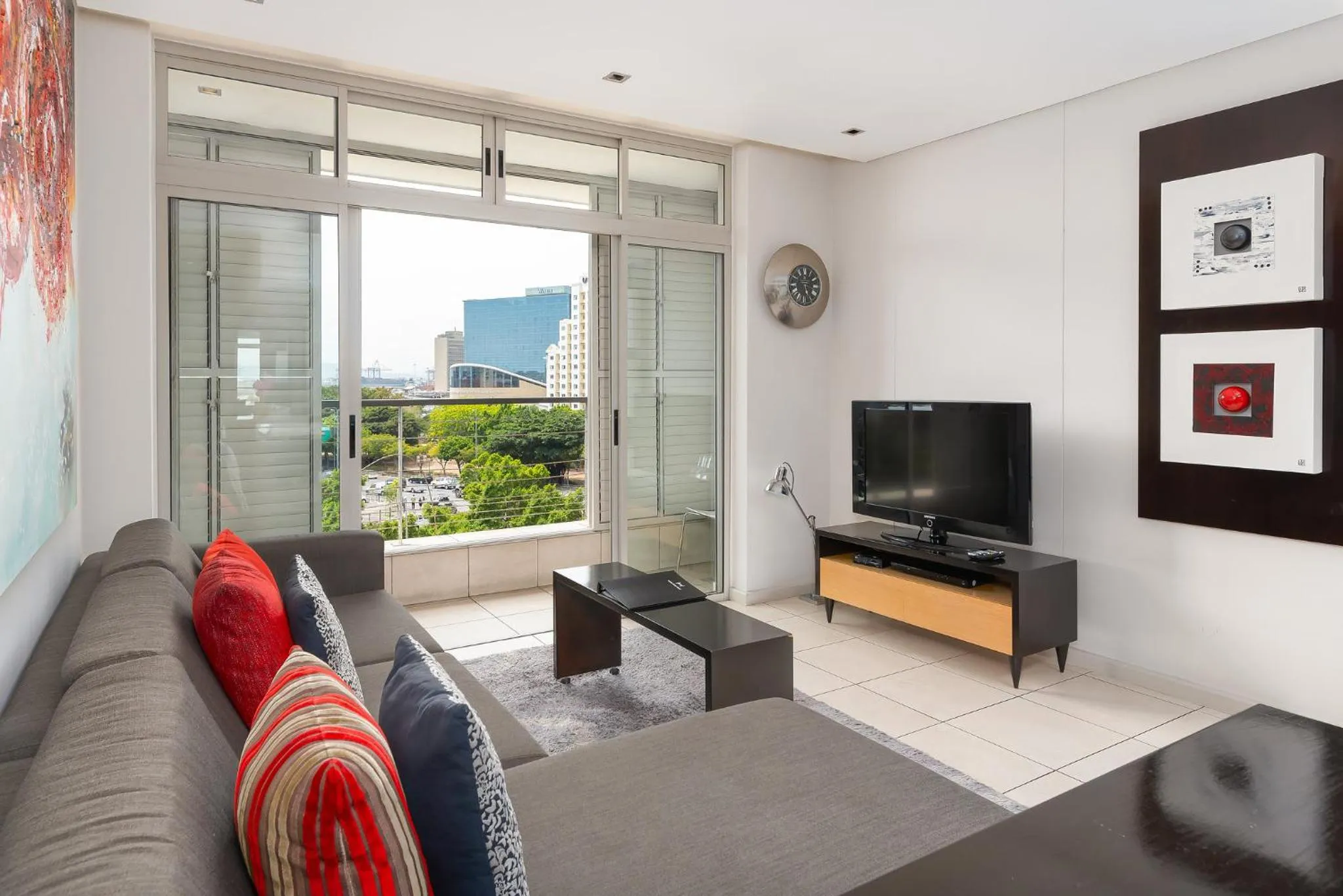 Seating area, TV/Entertainment Center in HarbourEdge Suites by Totalstay