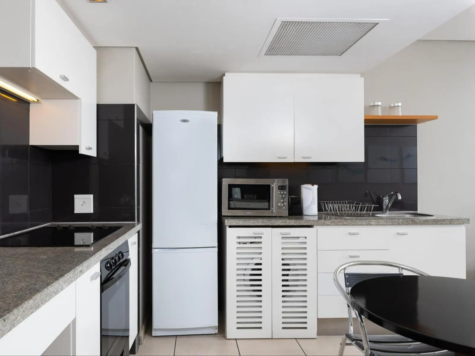 Kitchen or kitchenette, Kitchen/Kitchenette in HarbourEdge Suites by Totalstay