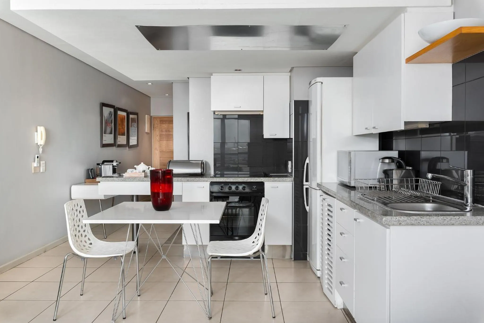 Kitchen or kitchenette, Kitchen/Kitchenette in HarbourEdge Suites by Totalstay